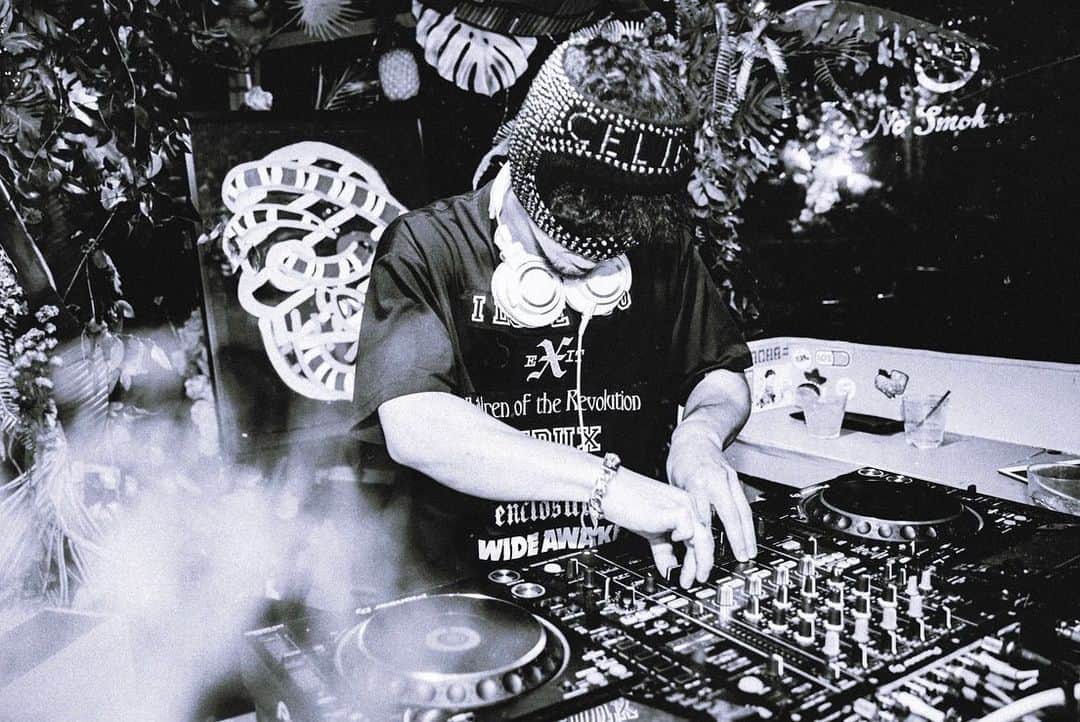 Nakajinのインスタグラム：「DJING IS SO FUN📀💿  DJというものを知って、音楽が最近たのしいです。  photo by @erina_uemura」