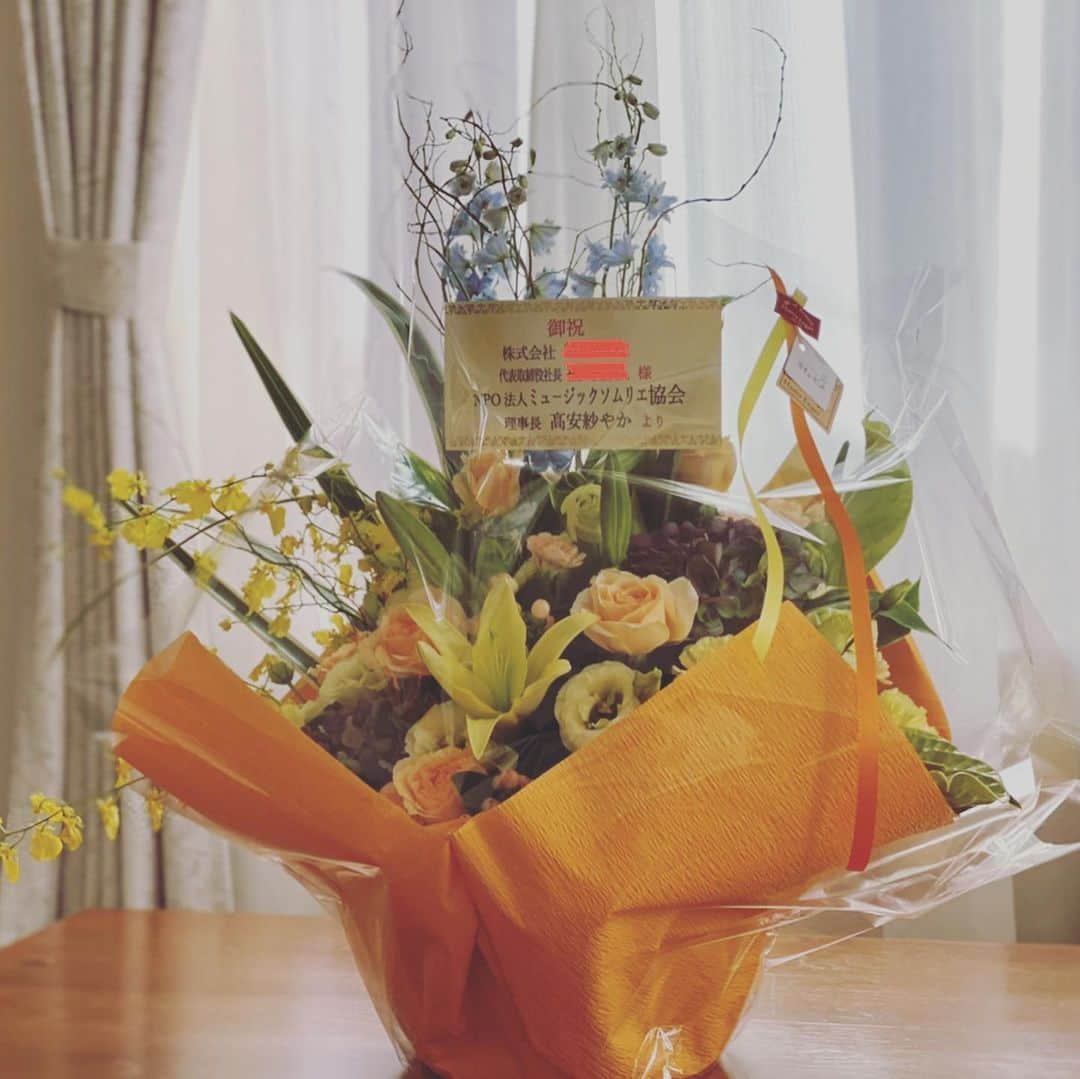 セゴリータ三世のインスタグラム：「皆様からお祝いのお花をたくさん頂いて我が社（というか我が家）がとても華やかです。 感謝感激。うち、がんばるっちゃ。」