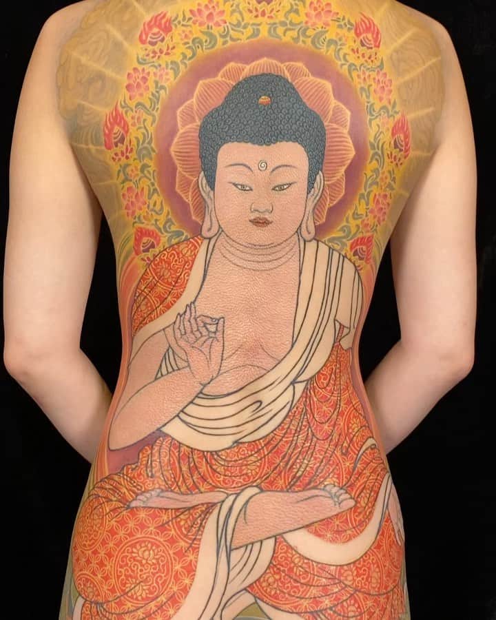 SHIGEのインスタグラム：「In progress Amida Nyorai,, some update,, Thank you Chihiro! @chihirosan2020 Otsukaresama deshita! for a long day,,   #shige #shigetattoo #shigeyellowblaze #yellowblazetattoo #黄炎 #阿弥陀如来 #制作途中 #仏画 #日本刺青 #螺髪 #amida #amidanyorai #inprogress #japanesetattoo #japaneseart #japan #inprogress @bishoprotary #bishoprotary @inkeeze #inkeeze #dipcaps #bishopfamily @fusionink #fusionink #fusioninkproteam」