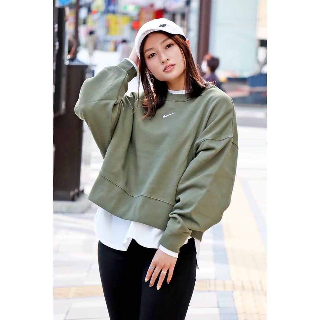 北川楓夏さんのインスタグラム写真 - (北川楓夏Instagram)「モデルクラブステラ×秋田OPA インスタコラボ企画☝🏻 モデルをさせていただきました👟  駅前に行くと必ずここのスニーカーチェックは欠かせません！👀  秋田OPA 1階　ESSENCE ⁡ ◾️NIKE クルーコットンフリース ¥6,600(税込) ⁡ 裏起毛なので肌寒いこれからの時期に 1枚着で着てもOK！ ⁡ シャツやブラウスをレイヤードすれば、 ショート丈でもお尻周りのシルエットを気にすることなく着用可能です！ ⁡ 真冬にも着られるあったかフリースですので、今すぐ着られて長く使える重宝アイテムです👌✨ ⁡ ◾️emmi 袖ボリュームコンビプル ¥7,920(税込) ⁡ ◾️NIKE AIR MAX 90 ¥13,200(税込) ⁡ ソールが斜めのカットの仕様ですので スキニーなど細身のパンツと合わせれば 脚長効果が抜群です👟✨  着心地楽チンなのにかっこよくもかわいくもキマる🙆🏻‍♀️ シルエットも今風で、裏起毛であたたかです😌 ぜひお店にチェックしに行ってみてください✔️  #秋田オーパ #秋田opa #秋田 #akita #オーパ #opa #ESSENCE #エッセンス #emmi #エミ #NIKE #ナイキ #クルーコットンフリース #コットンフリース #フリース #袖ボリュームコンビプル #AIRMAX90 #エアマックス90 #エアマックス #👟 #ステラ #モデル #北川楓夏 #modelclubstella #model」9月20日 22時51分 - fuka.kitagawa