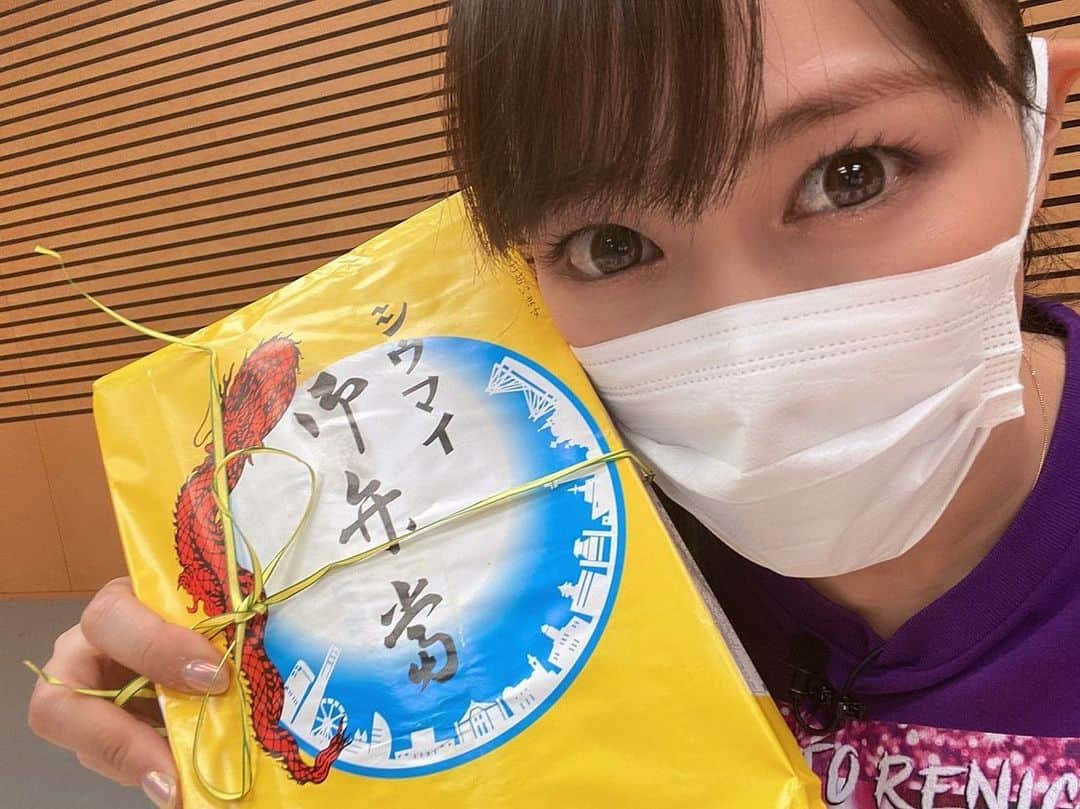 高城れにさんのインスタグラム写真 - (高城れにInstagram)「ふんどし放送ー！ 地元横浜！ 崎陽軒のシウマイ弁当について熱く語りました😄 自称崎陽軒の広報部です。笑 まだまだ語り足りない、食べ方のこだわりとかめっちゃプレゼンしたかった…！  また何か機会があれば！  みなさん、横浜に来た際には是非紐を解くワクワク感と共に崎陽軒のシウマイ弁当召し上がってくださいね😄  #横浜　#崎陽軒　#シウマイ弁当　#ひょうちゃん」9月20日 22時58分 - takagireni_official