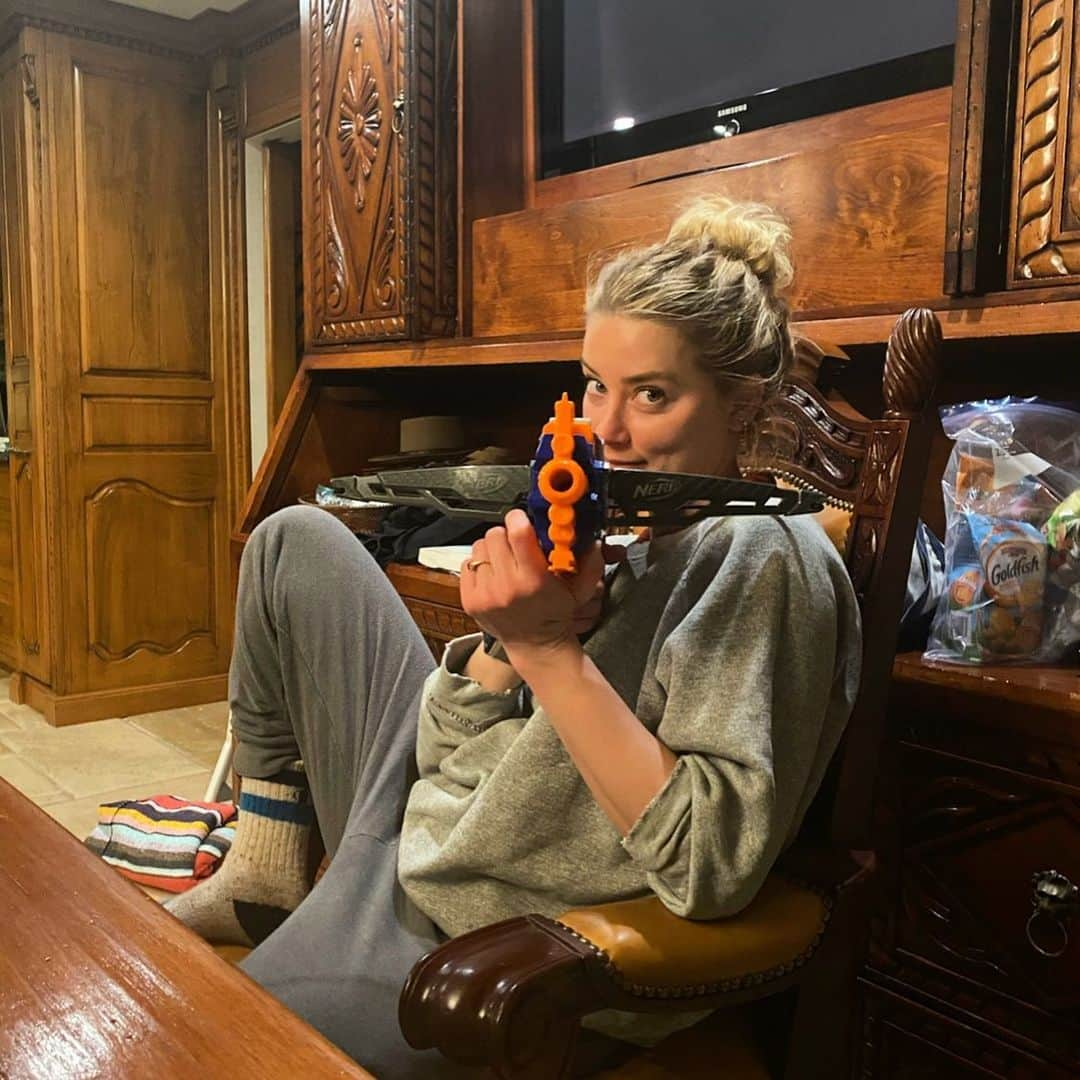 アンバー・ハードさんのインスタグラム写真 - (アンバー・ハードInstagram)「Guarding my Goldfish」9月20日 23時02分 - amberheard