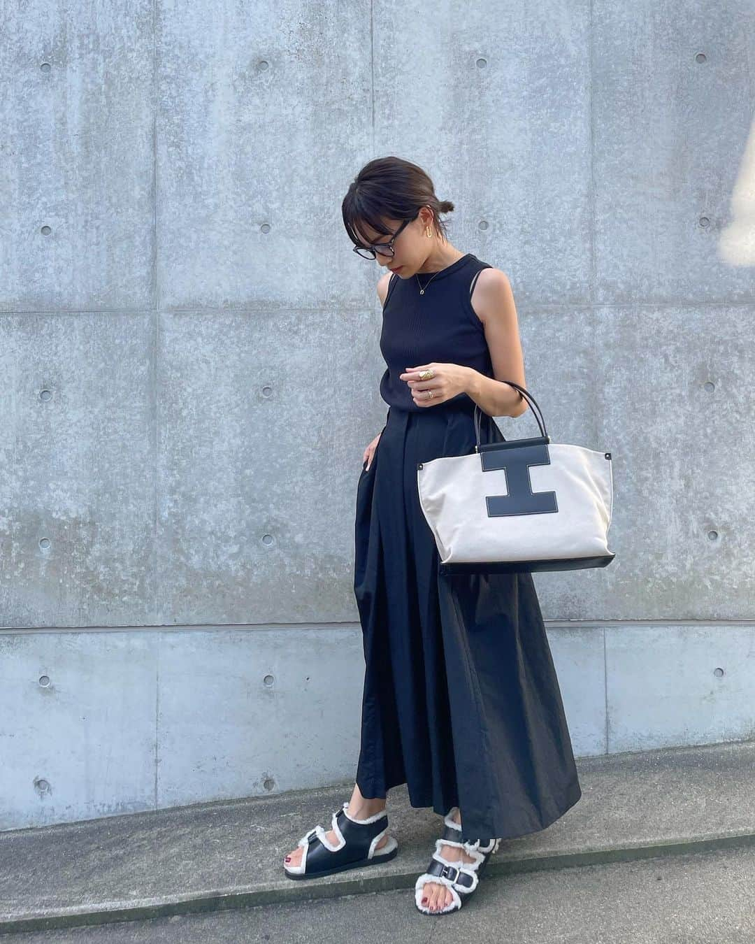 春名亜美さんのインスタグラム写真 - (春名亜美Instagram)「🖤🖤🖤 ・ #tops @fromfirstmusee  #skirt @norc.jp  #bag @iacucci_jp #shoes @fur_deluxe  ・ ・ ・ #iacucci #イアクッチ #fromfirstmusee #furdeluxe #nork #ママコーディネート #ママコーデ #モノトーンコーデ」9月20日 14時37分 - amiharunaami