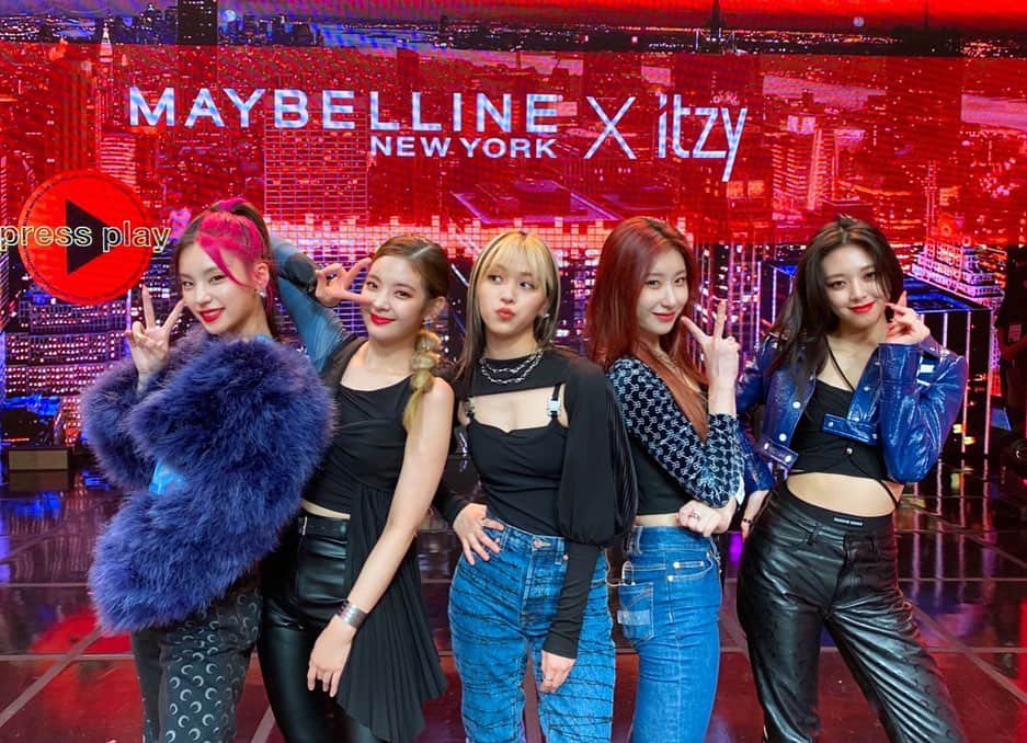 ITZYさんのインスタグラム写真 - (ITZYInstagram)「ITZY x @Maybelline  믿지 만나서 더욱 즐거웠던 #ITZY랜선라이브뮤직쇼 💝 이번주도 ITZY로 꽉 꽉 채워보아요💫  Had a great time with MIDZY at the exclusive virtual event with Maybelline💝 Have your week filled with ITZY this week💫   #ITZY #있지 #MIDZY #믿지 #CRAZYINLOVE #LOCO #ITZYComeback」9月20日 14時59分 - itzy.all.in.us