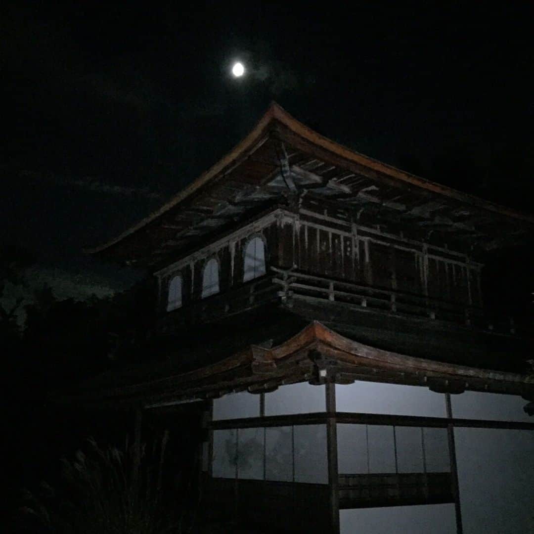橋本マナミさんのインスタグラム写真 - (橋本マナミInstagram)「明日は　#中秋の名月　🌕なので、明日14時48分から　#NHK #BSプレミアム　にて以前放送した「絶景にっぽん月の夜」再放送です😊 月の愛で方学びましょ💕  世界で類をみないほど月を愛してきた日本人。上弦の月、十六夜（いざよい）、立待月、眉月など、四季や月日の移ろいに合わせてつけた月の名は数知れず。農業も漁業も月が頼り。そんな月との営みは今も各地に残っている。三日月信仰、徹夜踊り、世界遺産屋久島の夜…月光のもとにある“月との暮らし”を全国からお届けする。案内役は橋本マナミ。夜の日本を旅して“月の愛（め）で方”を探り、京都・銀閣寺で“至高の月見”を催す。」9月20日 16時26分 - manami84808