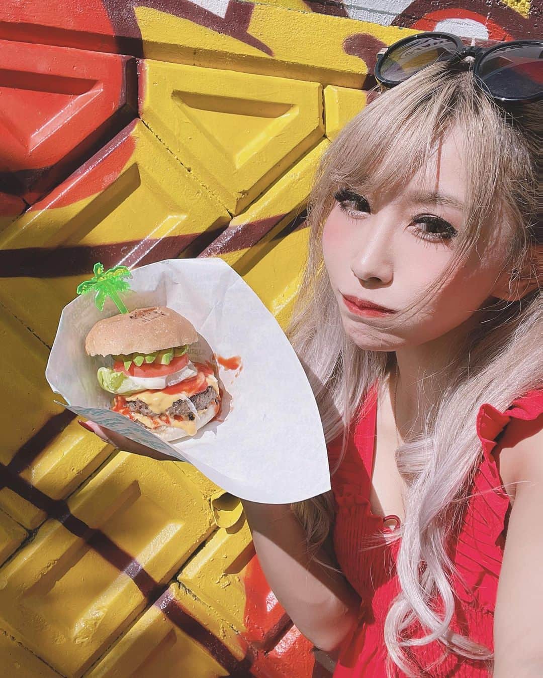 KAZUKIのインスタグラム：「アボカドワサビバーガーがめっちゃ美味しかった🥲💓 お店の名前忘れちゃったけど🐻  Kazuki #旅行 #女子旅 #宮古島 #グルメ #ハンバーガー #旅グルメ」