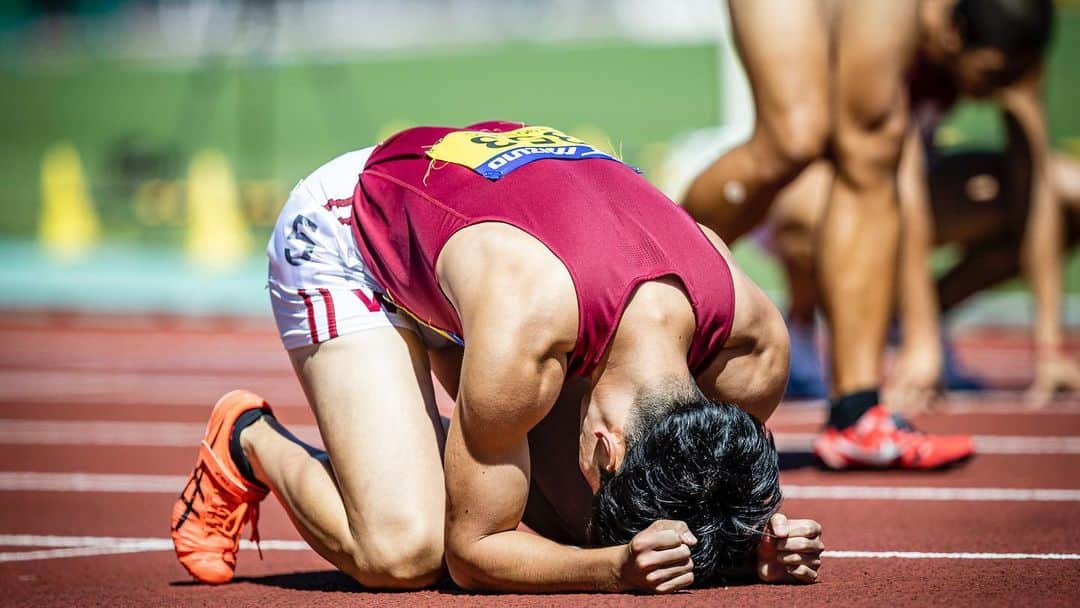 山内大夢さんのインスタグラム写真 - (山内大夢Instagram)「・ #90日本IC  400mH 優勝 49"28 4×400mR 2位 3'05"38  最後の最後に400mHでの初の全国タイトル マイルは最後に負けて悔しい思いをしたけど自分達の持てる力は出し切れたと思います。 まさか最後の日本インカレで400mH男女全員で決勝に残ることができて、アベック優勝まで取ることが出来ると思わなかったので、早稲田のヨンパーの強さを見せつけれたことが凄く嬉しいです。 後藤と天智龍よく頑張った！ 早稲田としてインカレを最後まで走りきれたことが幸せでした！ これで400mHとマイルは終わりですが、最後に来週の早慶戦で400mを走る予定なので大学ラストあと一本がんばります。  後悔があるとすれば引退してしまう4年生と写真撮れなかったこと…  開催・運営にご尽力していただいた皆さん本当にありがとうございました！  #臙脂で染めろ #早稲田人たれ  #インカレありがとう」9月20日 16時38分 - hi08ro24mu