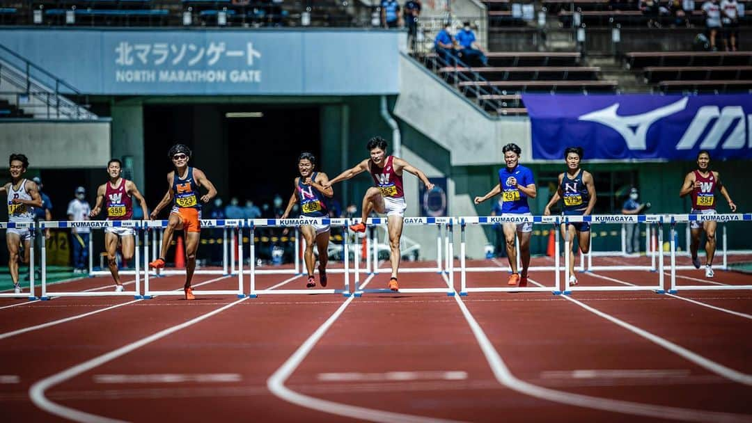 山内大夢さんのインスタグラム写真 - (山内大夢Instagram)「・ #90日本IC  400mH 優勝 49"28 4×400mR 2位 3'05"38  最後の最後に400mHでの初の全国タイトル マイルは最後に負けて悔しい思いをしたけど自分達の持てる力は出し切れたと思います。 まさか最後の日本インカレで400mH男女全員で決勝に残ることができて、アベック優勝まで取ることが出来ると思わなかったので、早稲田のヨンパーの強さを見せつけれたことが凄く嬉しいです。 後藤と天智龍よく頑張った！ 早稲田としてインカレを最後まで走りきれたことが幸せでした！ これで400mHとマイルは終わりですが、最後に来週の早慶戦で400mを走る予定なので大学ラストあと一本がんばります。  後悔があるとすれば引退してしまう4年生と写真撮れなかったこと…  開催・運営にご尽力していただいた皆さん本当にありがとうございました！  #臙脂で染めろ #早稲田人たれ  #インカレありがとう」9月20日 16時38分 - hi08ro24mu