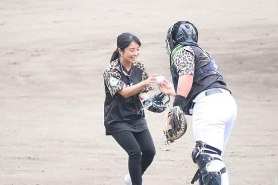 片岡安祐美さんのインスタグラム写真 - (片岡安祐美Instagram)「⚾︎  始球式つづき〜♪  受けてくださったのは、ラモン・カブレラ選手！！ なんとお父様はアレックス・カブレラさん😳✨  投げた後、ボールもらいに行くの忘れてて ボールどうしようってさせてしまってすみませんでした😭  ナイスボール！！ っておっしゃってくださいました🙏🏻✨✨感謝🥺  #bcl東地区オールスターゲーム2021  #bcリーグ  #始球式  #栃木ゴールデンブレーブス  #茨城アストロプラネッツ  #埼玉武蔵ヒートベアーズ  #神奈川フィーチャードリームス  #こちら野球放送席  #アクセフベルガード  #アクセフベルガードネックレス  #アクセフベルガードグローブ」9月20日 16時41分 - ayumi.kataoka_gg.1