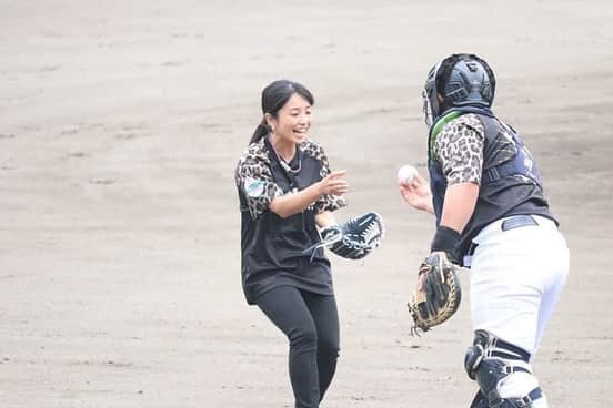 片岡安祐美のインスタグラム：「⚾︎  始球式つづき〜♪  受けてくださったのは、ラモン・カブレラ選手！！ なんとお父様はアレックス・カブレラさん😳✨  投げた後、ボールもらいに行くの忘れてて ボールどうしようってさせてしまってすみませんでした😭  ナイスボール！！ っておっしゃってくださいました🙏🏻✨✨感謝🥺  #bcl東地区オールスターゲーム2021  #bcリーグ  #始球式  #栃木ゴールデンブレーブス  #茨城アストロプラネッツ  #埼玉武蔵ヒートベアーズ  #神奈川フィーチャードリームス  #こちら野球放送席  #アクセフベルガード  #アクセフベルガードネックレス  #アクセフベルガードグローブ」