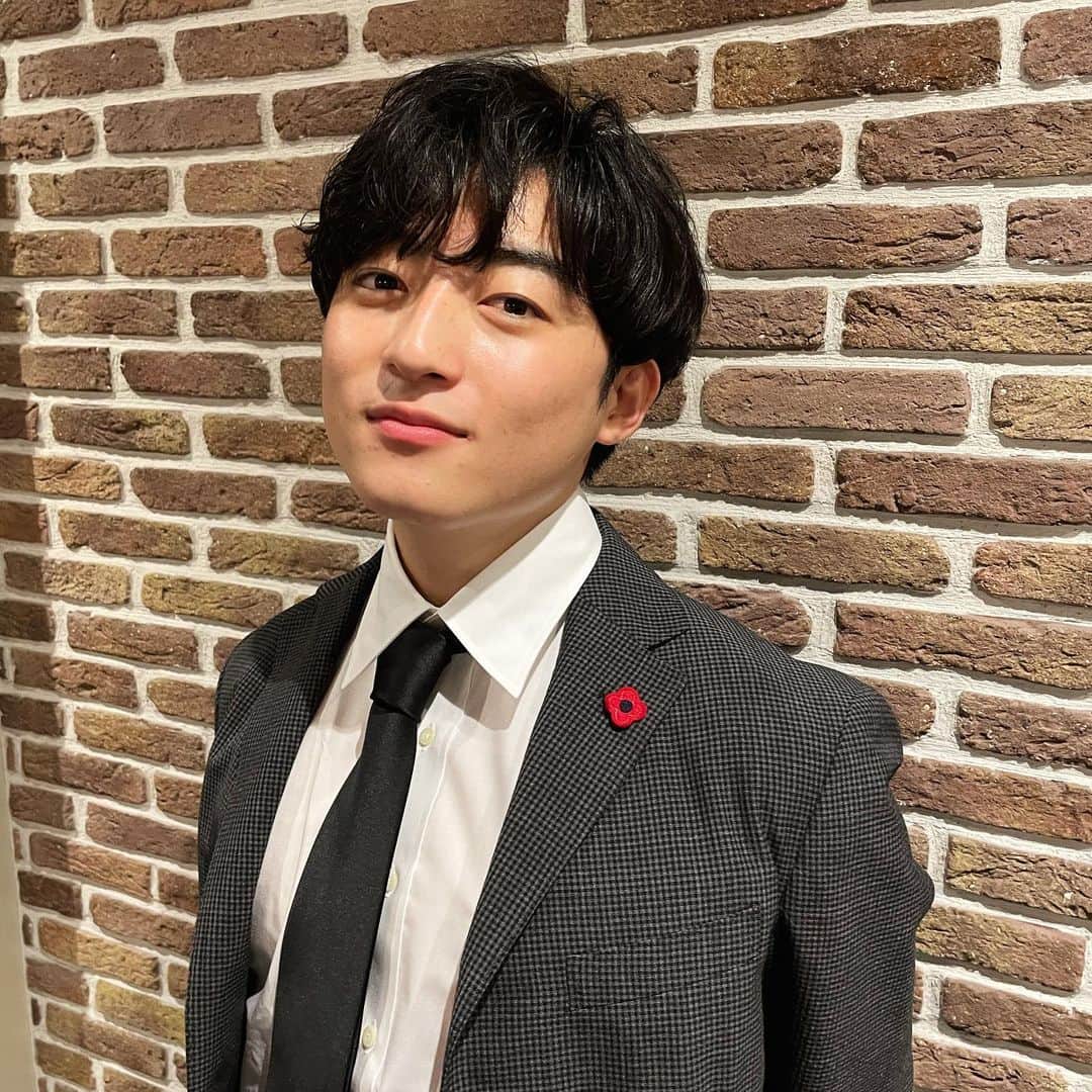 のインスタグラム：「半年ぶりのスーツで、高級フレンチを食べました‼︎  今週25日、日テレの「ゼロイチ」でいっぱい食べている様子を大公開しちゃうぞ〜 刮目せよ！  3枚目先輩のセリナマネージャーです。映りたがりです。  #数学で95点取りそうな顔 #実際はセンター2点 #日テレ  #ゼロイチ」