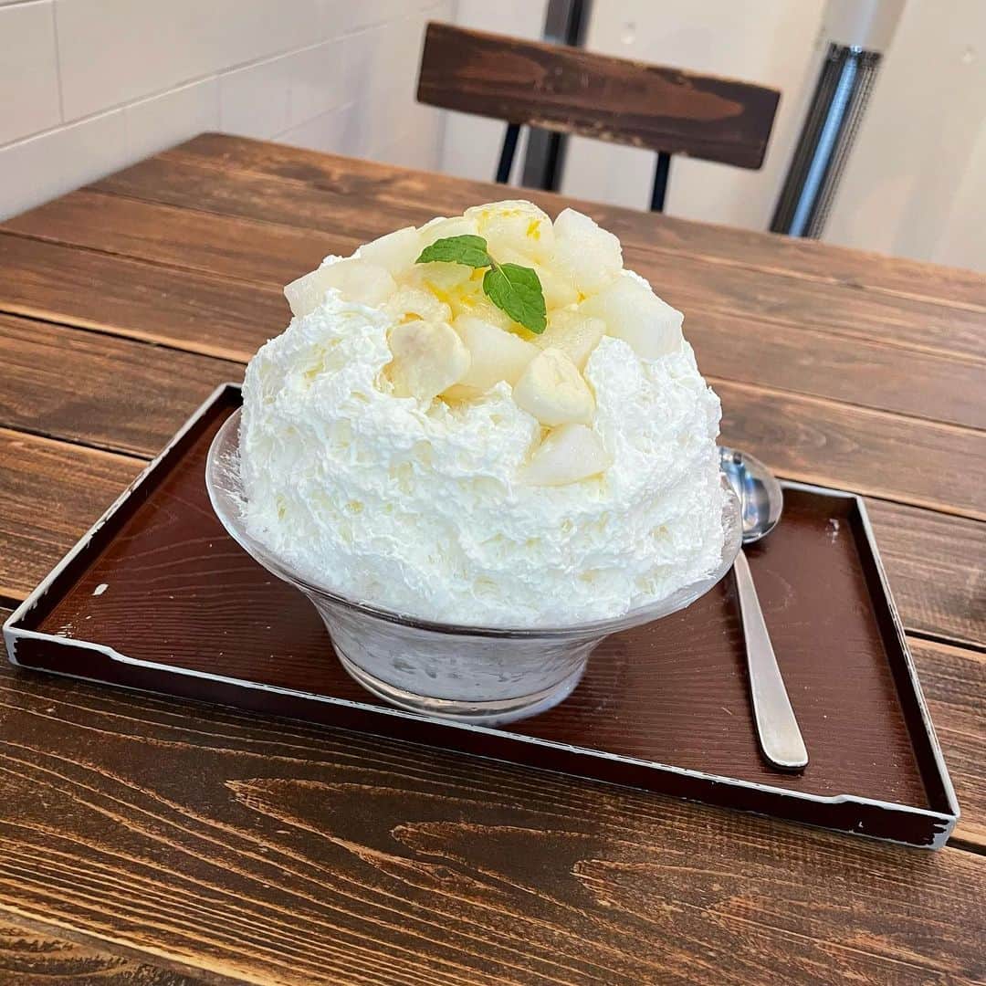 坂東遥さんのインスタグラム写真 - (坂東遥Instagram)「◯ ・ 🍧🍐  神田明神ホールの近くにある かき氷屋さんやっと行けた❕  1人でも入りやすい雰囲気だった〜  和梨のかき氷にしたんだけど 中にナッツが入ってたり 梨がたくさんで最後まで 飽きずに食べ応えあっておいしかった☺️  #かき氷  #御茶ノ水カフェ  #湯島グルメ」9月20日 18時00分 - b.haruka1103