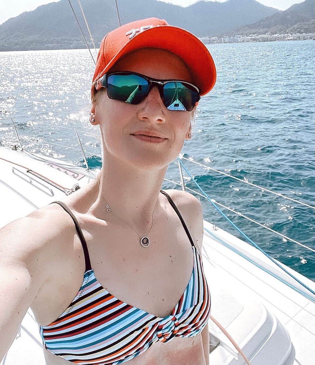 スベトラーナ・ロマシナのインスタグラム：「Я никуда не пропала, мы сейчас на регате 💪🏼  Мы в борьбе и гонке! Передаю вам кусочек отличного настроения, теплого моря и яркого солнышка ☀️」
