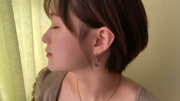寝々ねねこのインスタグラム：「そういや、めっちゃくちゃ気に入ってるピアス見て欲しい ドラクエにあるピアスっぽくてテンションあがる🥺🥳🥳🥳 。 YouTube自己紹介的なの撮ってみたけど編集難しくて詰まってる😿でもたのしい😹」