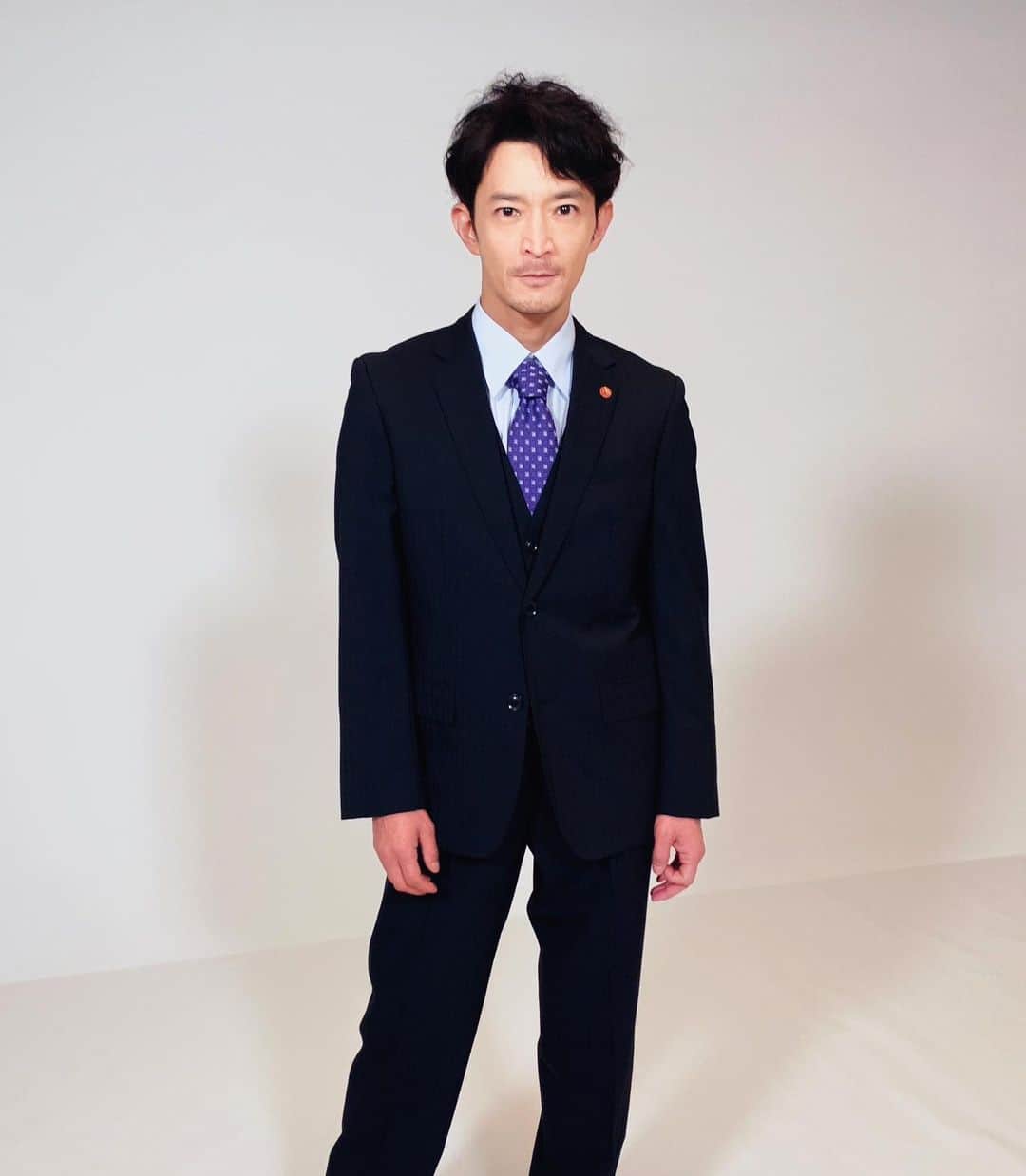 最愛のインスタグラム：「大輝の上司・山尾敦役の津田健次郎さんがクランクインしました🙆‍♀️✨ 津田さんが加わり、難しい単語やセリフが飛び交う捜査会議室で、緊張感のある雰囲気にっ…👮‍♂️‼️ #tbs #最愛ドラマ #さいあい #吉高由里子 #松下洸平 #井浦新 #薬師丸ひろ子 #及川光博 #光石研 #田中みな実 #佐久間由衣 #高橋文哉 #酒向芳 #津田健次郎 #奥野瑛太」