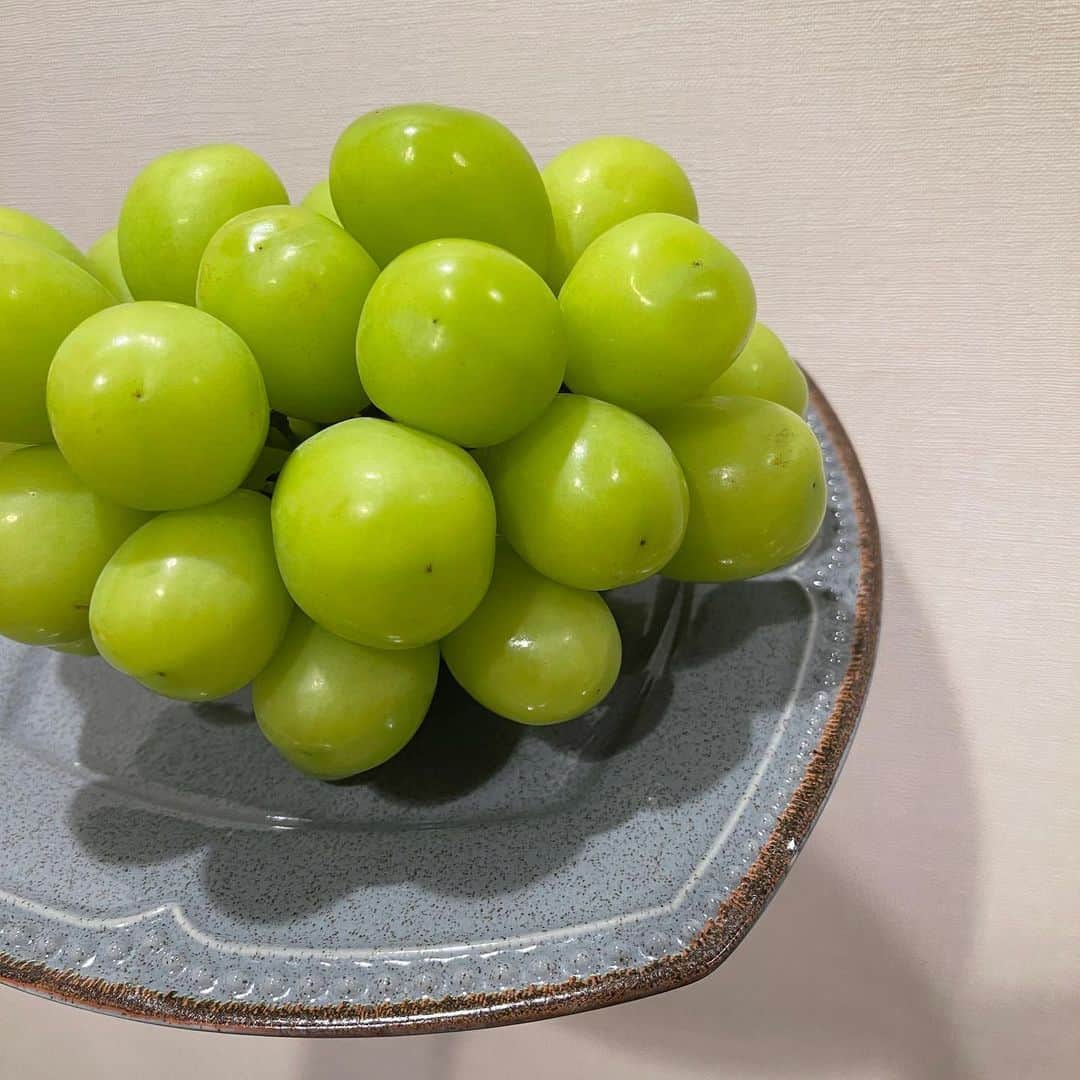 高木由梨奈のインスタグラム：「友達がくれた大粒のシャインマスカット🤤🍇 3日で食べ終わっちゃった💕 凍らせて食べても美味しいよね🍇  #シャインマスカット」