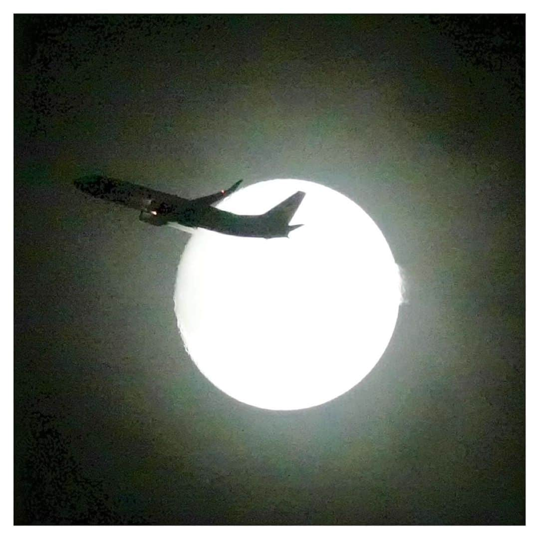 さだまさしさんのインスタグラム写真 - (さだまさしInstagram)「ほぼ満月ぐらい🌕 . #月 #飛行機 #月と飛行機 #ほぼ満月 #さだまさし #sadamasashi」9月20日 19時13分 - sada_masashi