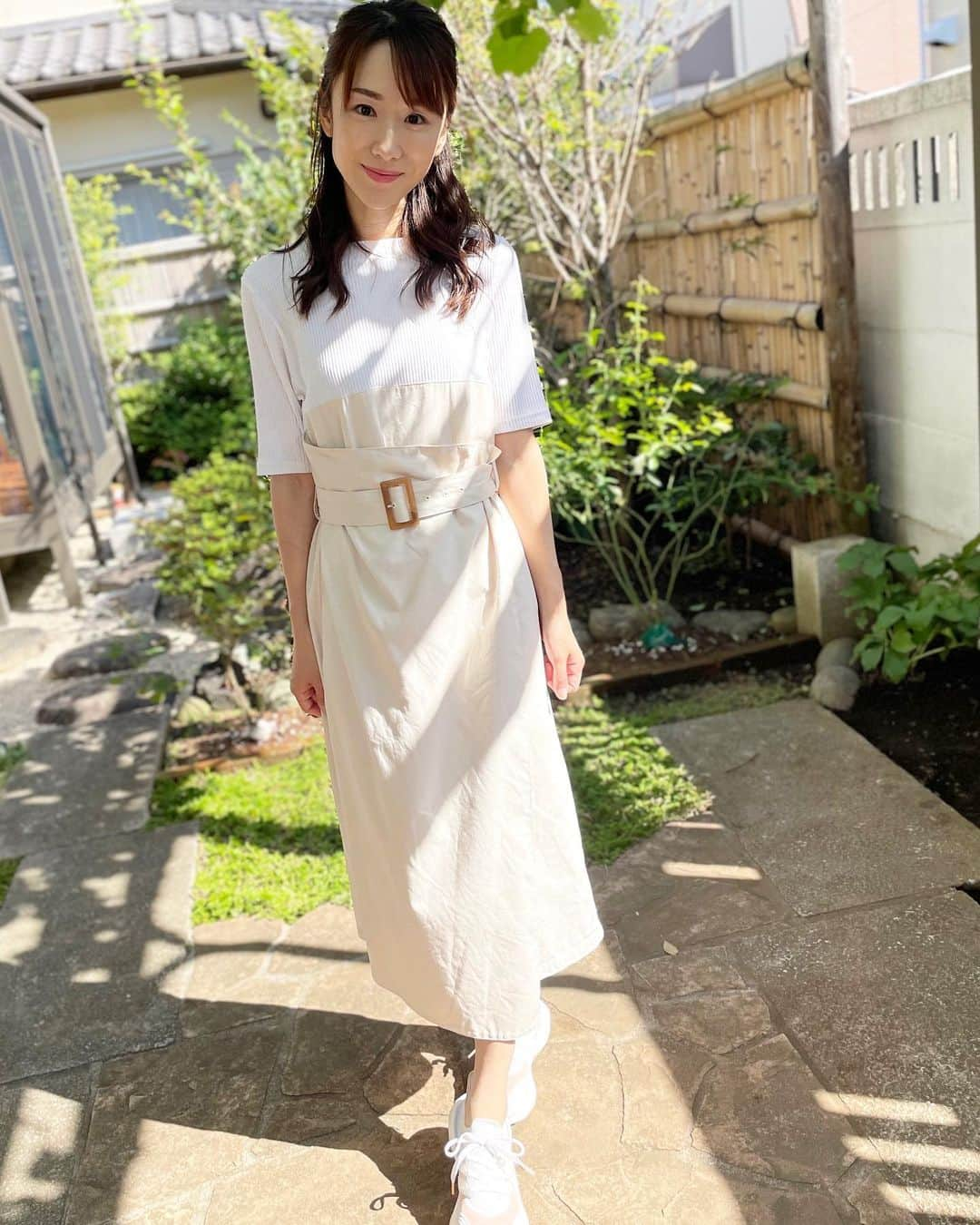 堂真理子さんのインスタグラム写真 - (堂真理子Instagram)「今日の #私服 。ハイウエスト切り替えワンピースと白スニーカーでした👟今日は暑かったので、半袖がちょうど良かったです🥰 皆さんは素敵な休日、過ごされましたか？？ 今週も頑張りましょう‼️   #ワンピース #切り替えワンピース  #白スニーカー #スニーカー  #堂真理子 #テレビ朝日 #アナウンサー」9月20日 19時18分 - mariko_do