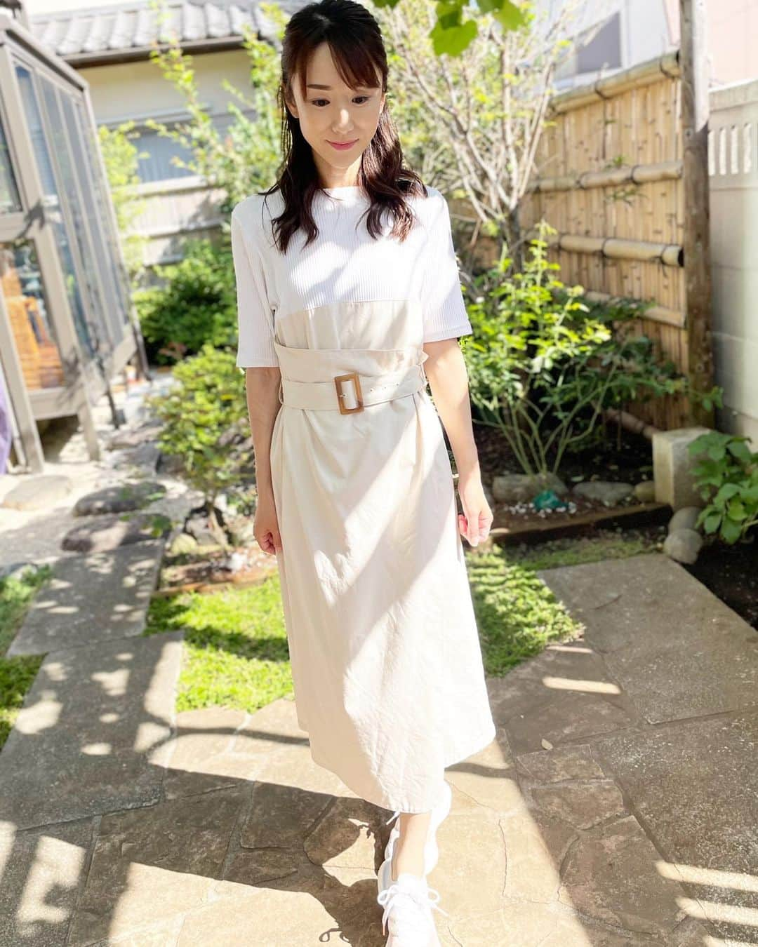 堂真理子さんのインスタグラム写真 - (堂真理子Instagram)「今日の #私服 。ハイウエスト切り替えワンピースと白スニーカーでした👟今日は暑かったので、半袖がちょうど良かったです🥰 皆さんは素敵な休日、過ごされましたか？？ 今週も頑張りましょう‼️   #ワンピース #切り替えワンピース  #白スニーカー #スニーカー  #堂真理子 #テレビ朝日 #アナウンサー」9月20日 19時18分 - mariko_do