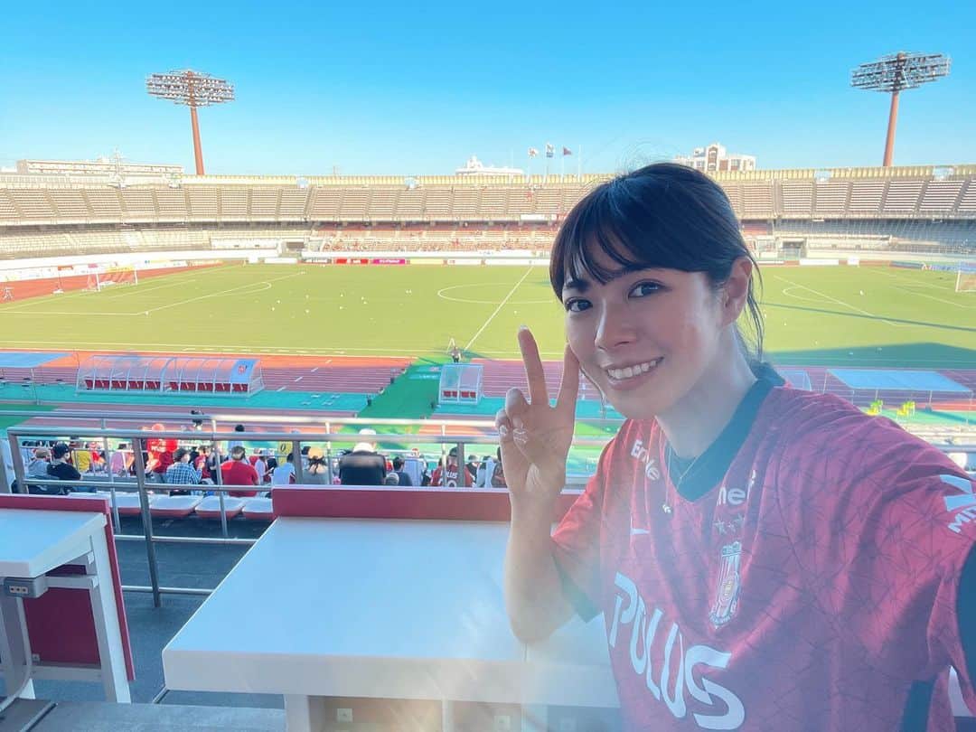 わちみなみのインスタグラム：「⁡ WEリーグ ホーム開幕戦応援してきました。 ⁡ レッズレディースは2-0で快勝でした☺︎ ⁡ 応援して今年で3年目ですが、 どんどん調子が上がっていって強くなっているのをみて感動しています😭✨ ⁡ チームの雰囲気は 昨年同様とってもハッピーな感じで大好きです☺️ ⁡ 安藤選手の技術に今日は改めて見惚れました。。 ⁡ 皆シュートやパスもなんだか力強くなってて 迫力満点でした✨ ⁡ とにかく楽しい90分となりました。 ワクワクする試合を見せてくれてありがとうと 感謝を伝えたいです笑 ⁡ 観客数も3000人越えで、 以前に比べるとやっぱり応援する人が多いと盛り上がりますね🔥 ⁡ スタジアムで応援しましょう〜♡ ⁡ #WEリーグ　#浦和レッズレディース ⁡ 次回のイベントは 🌿9月25日（土）13時〜 🌿ヴィレッジヴァンガード渋谷109店 ⁡ https://www.village-v.co.jp/news/event/10355 ⁡ ⁡ 🪞写真集購入こちらから https://www.amazon.co.jp/dp/4334902758/ref=mp_s_a_1_7?dchild=1&keywords=%E3%82%8F%E3%81%A1%E3%81%BF%E3%81%AA%E3%81%BF&qid=1622516934&sr=8-7」