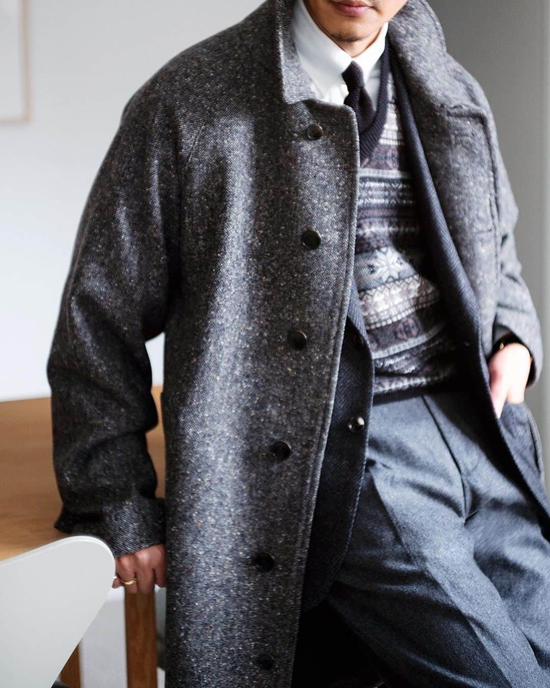 Shuhei Nishiguchiさんのインスタグラム写真 - (Shuhei NishiguchiInstagram)「2021AW "Nishiguchi's Closet" @mr_beams_webmagazine  My recommended styling  "Layering The Winter Grey Patterns" Details◀︎◀︎◀︎Swipe left  @beams_f のオリジナルのフェアアイルベストはモンゴリアンカシミア100%で作成しました。サイズ感は勿論、パターンや配色、柄域まで指定して完成させています。 コートはホームスパン、ジャケットはヘリンボーン、ベストはフェアアイル。同系色のパターンオンパターンは大好きなスタイリングです。 ・ ・ Item Coat： @grenfell1923 exclusive for @beams_f  Jacket： @stile_latino  Knit： @beams_f  Shirt： @mariomuscariello_brand  Tie： @ascot_ties Trousers ： @gta_ilpantalone  Shoes： @baudoinlange  ・ #2021aw #nishiguchis_closet #saltandpepperpepper #monochrome #patten」9月20日 19時42分 - shuhei_nishiguchi