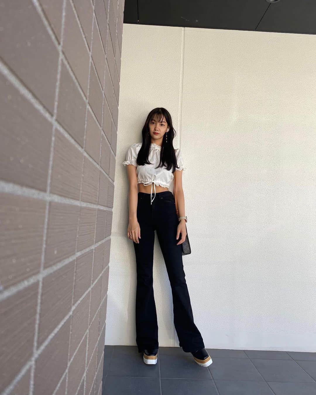 吉澤遥奈のインスタグラム：「このパンツは脚が長く見えるからお気に入り🤍 半袖へそだしは今年最後☺︎  #japanesgirl#pants#glam#model#fashion#straight#黒髪ロング#内衣#モデル#粉我#日本的#健康美#glam#フレアパンツ」