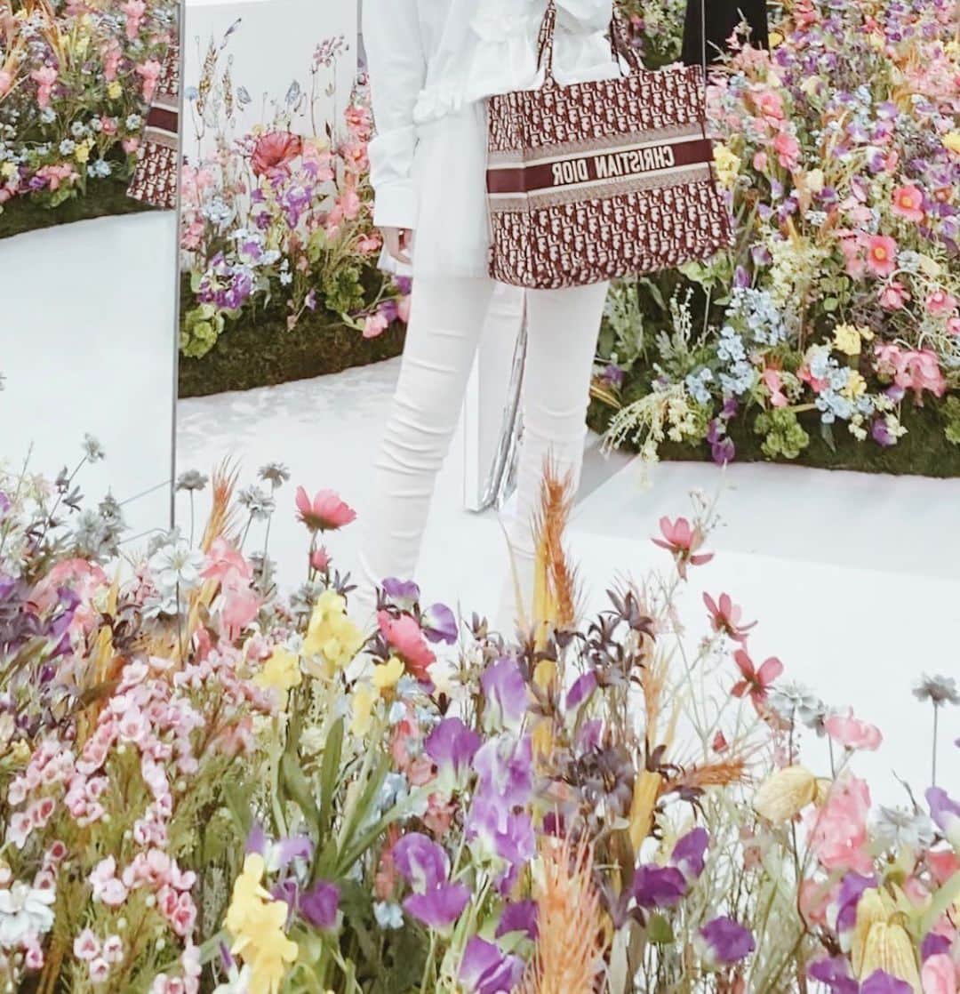 のインスタグラム：「𝑓𝑒𝑚𝑖𝑛𝑖𝑛𝑒 𝑑𝑒𝑙𝑖𝑔ℎ𝑡 🌷🌷🌼🍃🍀」