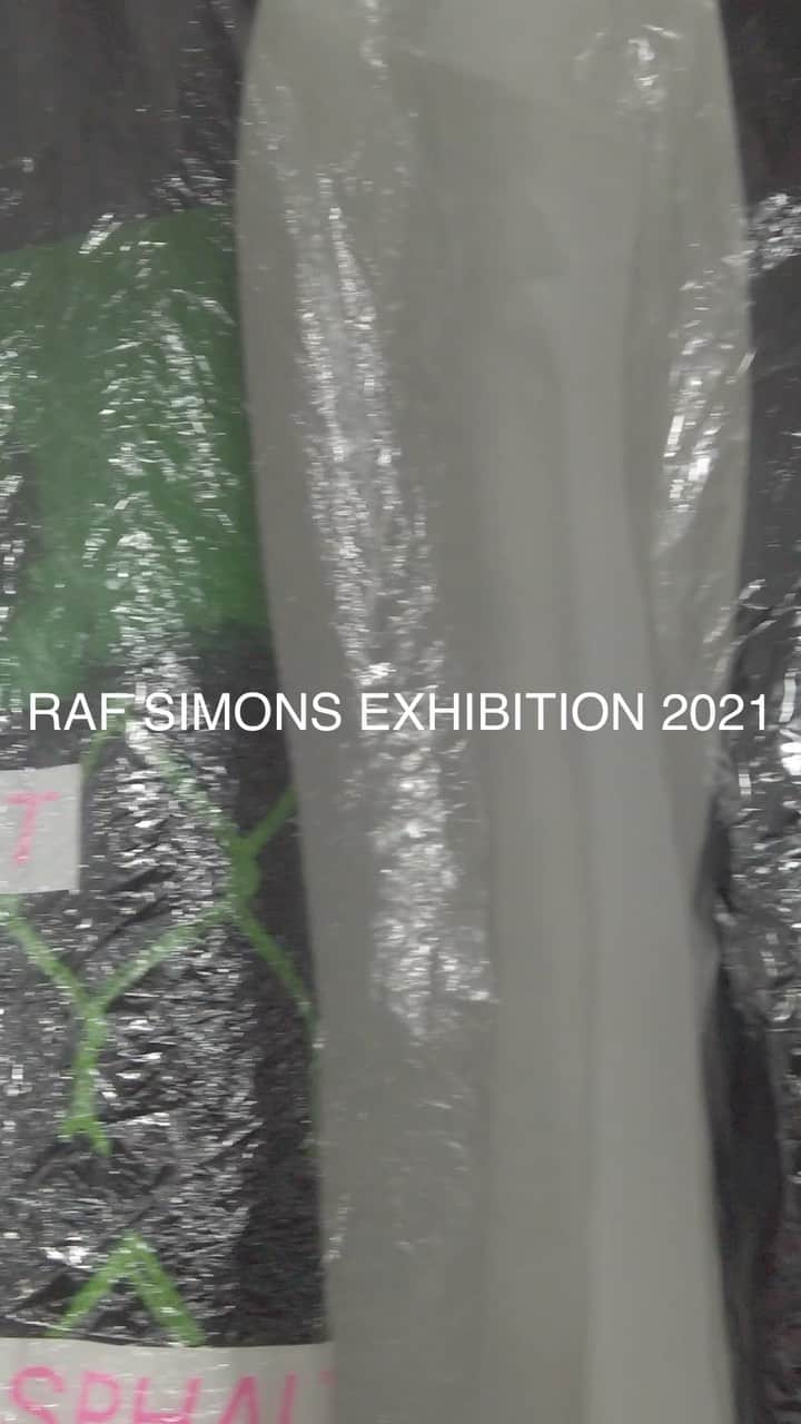 都築拓紀のインスタグラム：「@nibunnoichi0405  さんでやっていた、ラフシモンズの展示会「RAFSIMONS EXHIBITION 2021」に行った時の様子です。 一軍選手が増えました。 . . @rafsimons  @raf_simons_archives  #rafsimons  #rafsimonsarchive」