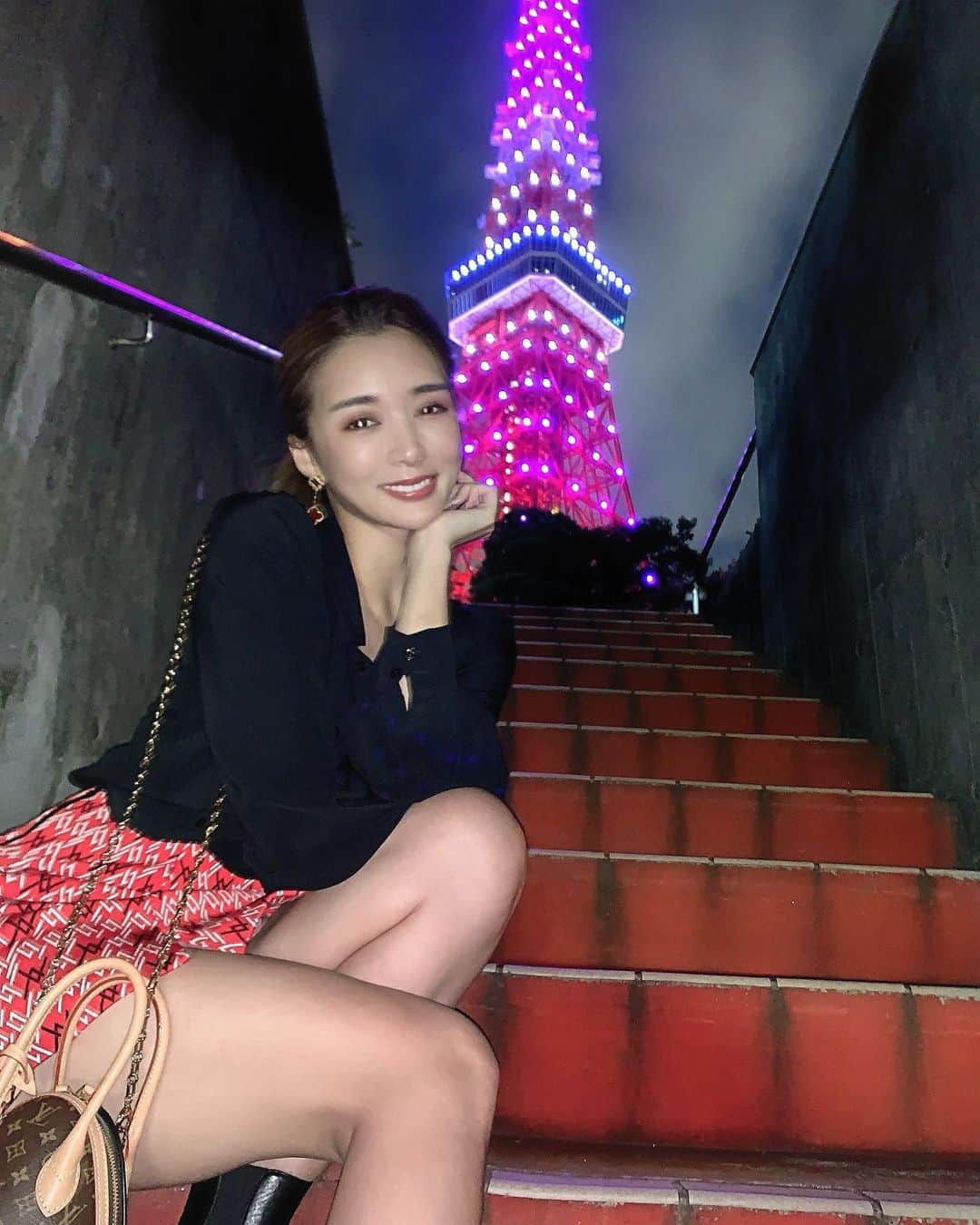濱野りれさんのインスタグラム写真 - (濱野りれInstagram)「Tokyo tower 🗼💜💙 INFINITY DIAMONDVEIL-A special color that is lit up every Monday night It's a waste not to notice the beautful things around you. Look up at the sky for a little change😉  東京タワー🗼✨✨ 毎週月曜日にライトアップが変わるので知ってた？😳 私は知らなかった！笑  東京にいるとなかなか見る機会がないなあって思ったの。ふもとまで行かなくてももう少し空を見上げてみよーって思った☺️  #tokyotower #tokyo #tokyo2021 #illumination #lighting #lightup #japan_of_insta #japan_night_view #japan_photo #nightcity #nightview #東京タワー #夜景 #ライトアップ #イルミネーション」9月20日 19時53分 - riregram
