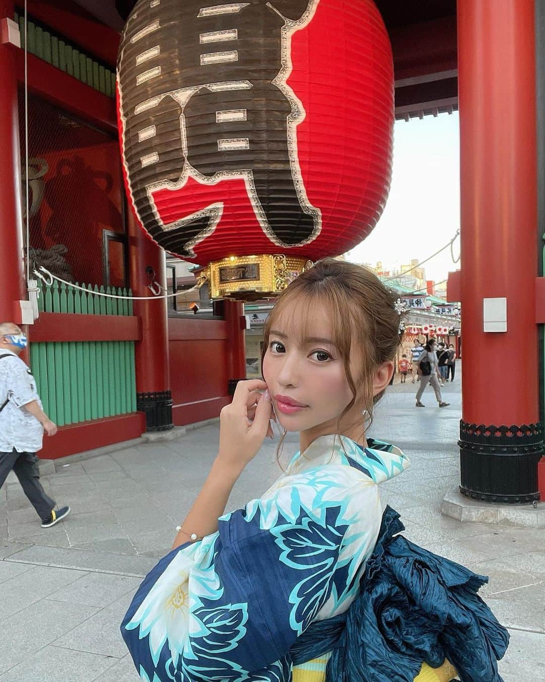 あいみんのインスタグラム：「お仕事で浴衣着れた🥰📸 今年浴衣着れないと思ってたから嬉しい❤︎  しかも大柄浴衣しか嫌だから私物❤︎  どう？🥺 #夏の終わり」