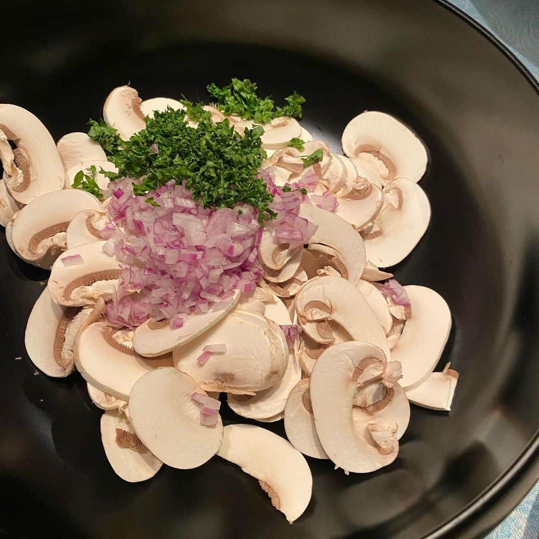 早見優さんのインスタグラム写真 - (早見優Instagram)「One of my favorite salad White mushroom salad 🎶 大好きな白マッシュルームをそのままサラダに🥰  #mushroom #salad #whitemushroom #白マッシュルーム #白マッシュルームのサラダ  #サラダレシピ」9月20日 20時14分 - yuyuhayami