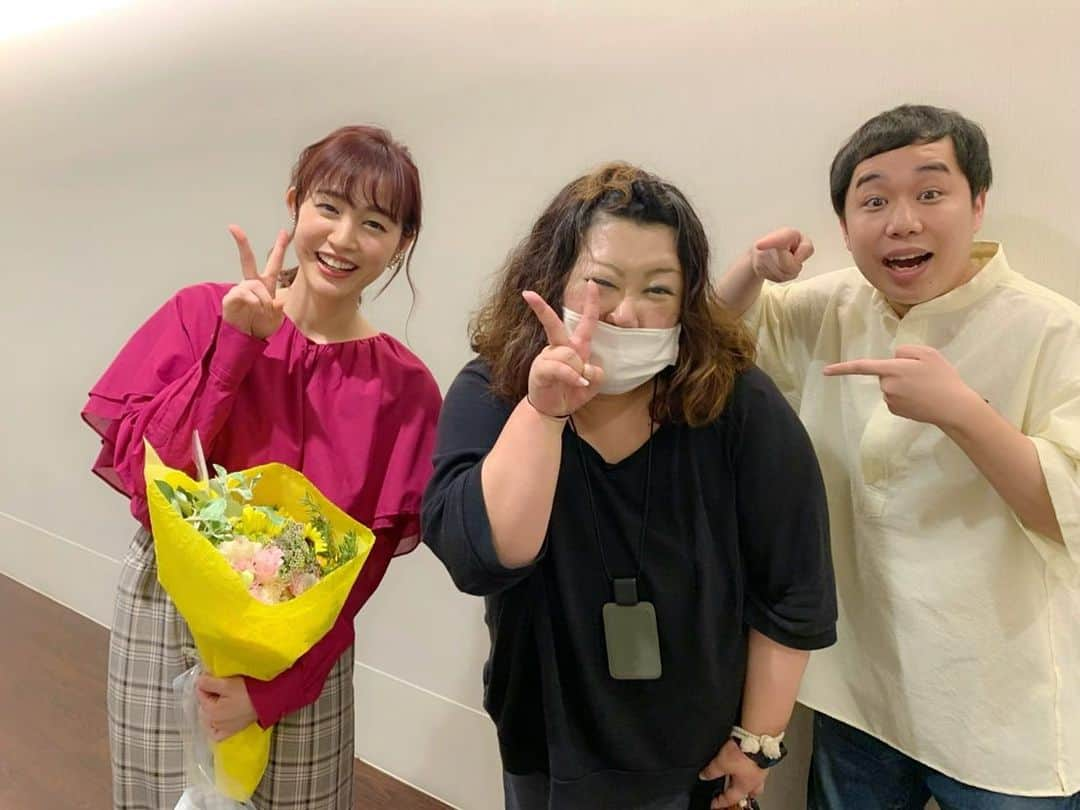 新井恵理那さんのインスタグラム写真 - (新井恵理那Instagram)「最後の放送後、"加賀さん"も写真を撮ってくださいました☆ そして叶わなかったクリスマスパーティー、いつかきっとと約束を☆ 楽しかった日々について、 アメブロ更新しました*\(^o^)/* ノスタルジックに振り返ってます…♪  『爆笑問題&霜降り明星のシンパイ賞‼︎』(日曜日よる9時55分～/テレビ朝日系)  TVerかAbemaで見逃し配信をお楽しみください〜*\(^o^)/*  #シンパイ賞 #お笑い #芸人 #爆笑問題 #霜降り明星 #かが屋 #宮下草薙 #四千頭身 #EXIT  #youtube #youtuber #新井恵理那channel​​   #セントフォース #撮影 #控室 #新井恵理那 #centforce」9月20日 20時15分 - elina_arai