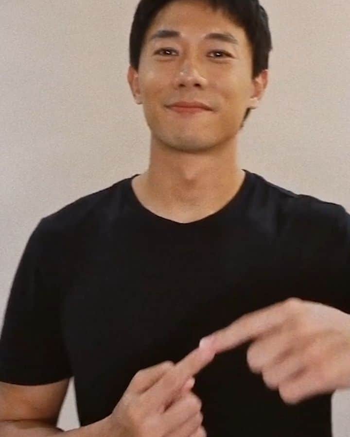 デスモンド・タンのインスタグラム：「This is the first time I'm hand-signing and I'm glad that it's for something meaningful. I'm showing my full support for President’s Star Charity 2021 by joining the song signing #PSCChallenge  Join me in this #PSCChallenge and encourage more people to do it together:  1. Familiarise yourself with the signing to the song ‘Believe’. Download the song here: mediacorp.sg/PSC2021  2. Upload a video of yourself taking part in the challenge on your Facebook, TikTok or Instagram account.  3. Include the hashtag #PSCChallenge and set your accounts to public so we can see your support!  4. Nominate and tag someone to pass on the challenge.  Every small help matters, let's do our part to bring more attention to the charity show to build on the donations that will benefit our beneficiaries!   You can also show your support by making a donation directly to the President’s Star Charity too!   #psc2021 #mediacorpPSC2021」