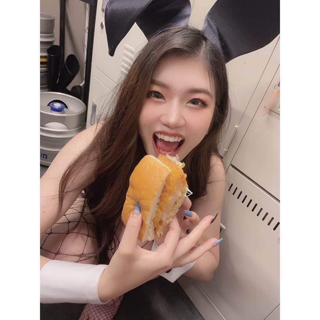 王華るいさんのインスタグラム写真 - (王華るいInstagram)「食べ盛り🤤❤️‍🔥  #金山#ガールズバー #バニーガール #コスプレ#ガールズバー  #ハイレグ #網タイツ  #バニーガール #バニーちゃん  #愛知 #錦  #錦三丁目 #アスナル金山#金山駅#名古屋駅#ポケパラ #BAR #夜ご飯 #女の子」9月20日 20時23分 - rich_rui