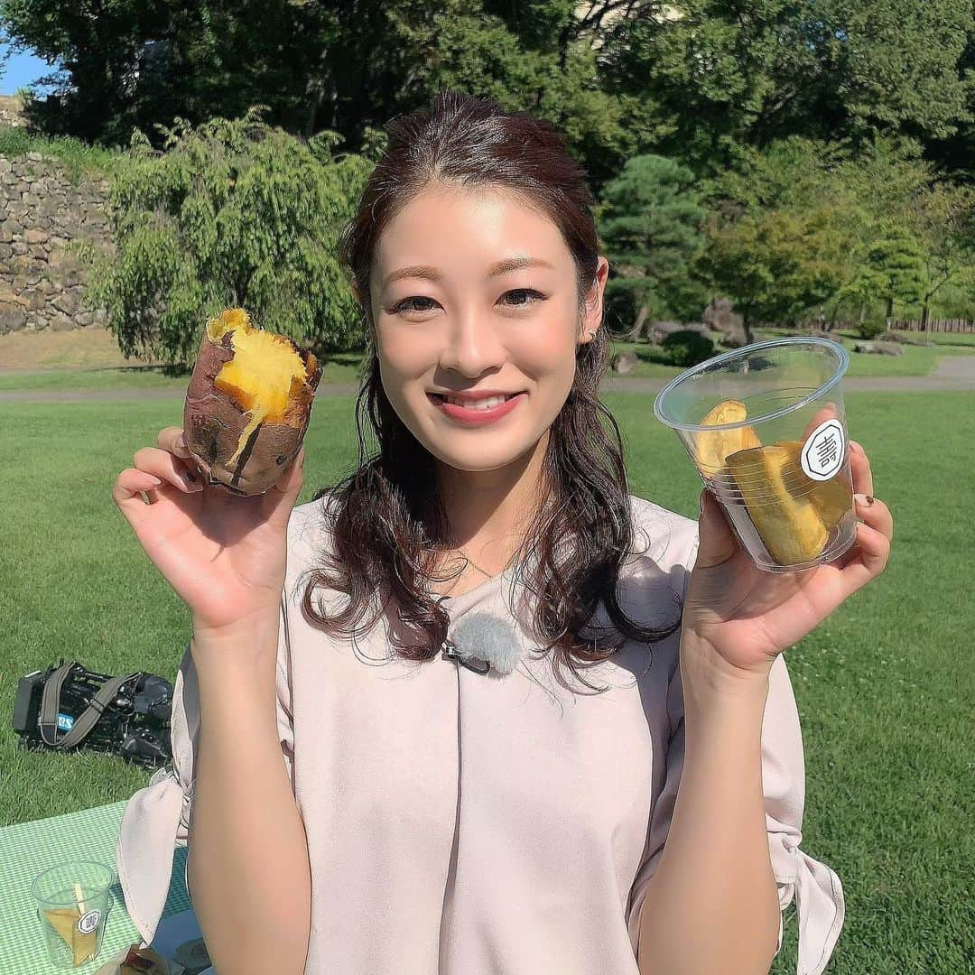 小宮山瑞季さんのインスタグラム写真 - (小宮山瑞季Instagram)「食欲の秋🎃🍁🍄🌰 秋の味覚サツマイモを使った お菓子の専門店が 上田市に今月10日OPEN🙌💕 気になっていたので、 早速いってきました🍠✨  いってみると店の前に大行列！！！ 焼き芋をはじめ、おまんじゅうや アイスまでサツマイモ三昧☺️💓 みなさん、嬉しそうに 購入されていました😎✨  秋っておいしいものたくさん！ 嬉しい限りです～( ¨̮ )🍁 お忙しい中ご協力いただいた、 ことぶき商店のみなさん、 買いにこられたみなさん、 ありがとうございました✌💫  #みんなの信州 #ニュース取材 #上田市 #ueda #サツマイモ #芋菓子 #サツマイモ専門店 #芋菓子専門店 #ことぶき商店 #紅はるか #茨城県産 #ibaraki #焼き芋 #まんじゅう #アイス #サツマイモって奥深い #ほくほく #なめらか #甘くておいしい #専門店グルメ #テイクアウト #秋を感じる #秋といえばさつまいも #上田城 #私の地元 #行列グルメ #長野放送 #アナウンサー #小宮山瑞季」9月20日 20時33分 - komiyama_mizuki