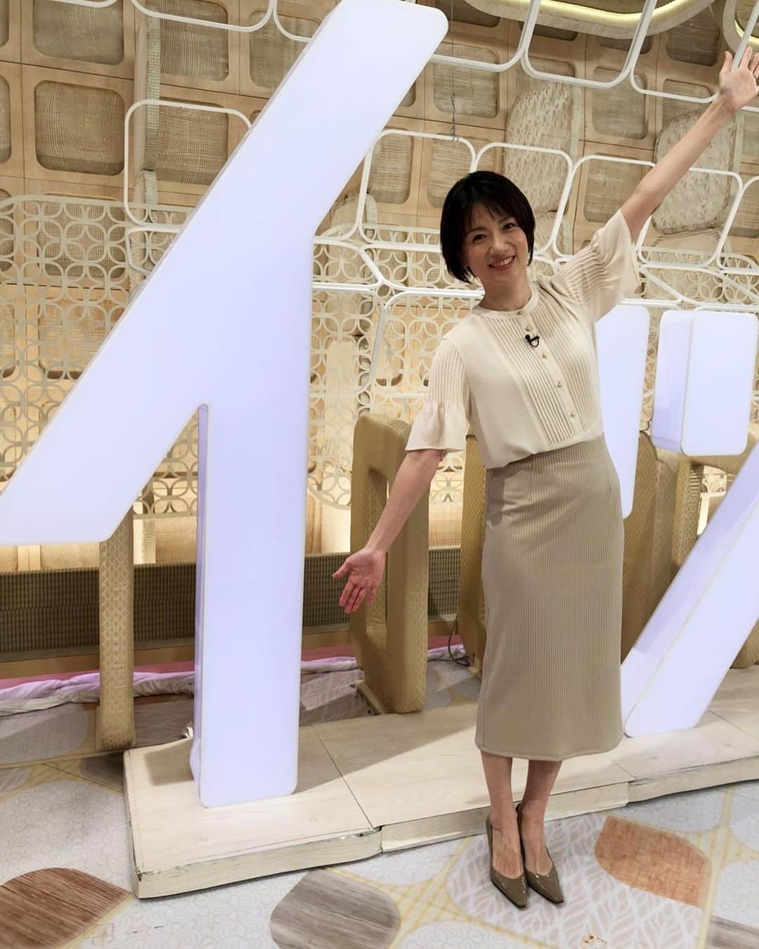梅津弥英子さんのインスタグラム写真 - (梅津弥英子Instagram)「☺︎ 暮らしの編集部のスタジオで、試食した柳澤秀夫さんが満面の笑みを浮かべていたムラサキウニ。実は私も本番前に食べさせてもらいました！長年の研究を経て、日本人好みの香りにするため、昆布の切れ端を使った餌でふっくらと大きく育ったウニちゃん。上品な甘味と香りに、日本酒が恋しくなってしまいました。 温暖化が原因でウニを食べる魚が少なくなり、増えすぎたウニが海藻を食べ尽くし、海が砂漠化（磯焼け）してしまう。海藻がなければ魚は卵が産みつけられず、益々魚が寄り付かなくなって、餌がなくて身が痩せたウニがどんどん増えていく…悪循環ですね。その根本原因には、やはり人間が関係しているわけです。スーパーなどでウニを見かけたら、そんなことに思いを馳せてもらえたら。そして美味しく食べていただけたら嬉しいです。 #ムラサキウニ @livenews_it #暮らしの編集部 #ごちそうさまでした #食べる時だけマスクを外して撮影しました #act4sdgs #アクションsdgsウィーク」9月20日 20時52分 - yaeko.umezu