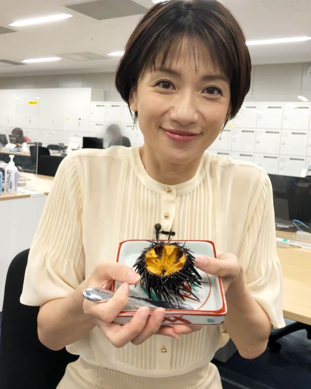 梅津弥英子さんのインスタグラム写真 - (梅津弥英子Instagram)「☺︎ 暮らしの編集部のスタジオで、試食した柳澤秀夫さんが満面の笑みを浮かべていたムラサキウニ。実は私も本番前に食べさせてもらいました！長年の研究を経て、日本人好みの香りにするため、昆布の切れ端を使った餌でふっくらと大きく育ったウニちゃん。上品な甘味と香りに、日本酒が恋しくなってしまいました。 温暖化が原因でウニを食べる魚が少なくなり、増えすぎたウニが海藻を食べ尽くし、海が砂漠化（磯焼け）してしまう。海藻がなければ魚は卵が産みつけられず、益々魚が寄り付かなくなって、餌がなくて身が痩せたウニがどんどん増えていく…悪循環ですね。その根本原因には、やはり人間が関係しているわけです。スーパーなどでウニを見かけたら、そんなことに思いを馳せてもらえたら。そして美味しく食べていただけたら嬉しいです。 #ムラサキウニ @livenews_it #暮らしの編集部 #ごちそうさまでした #食べる時だけマスクを外して撮影しました #act4sdgs #アクションsdgsウィーク」9月20日 20時52分 - yaeko.umezu