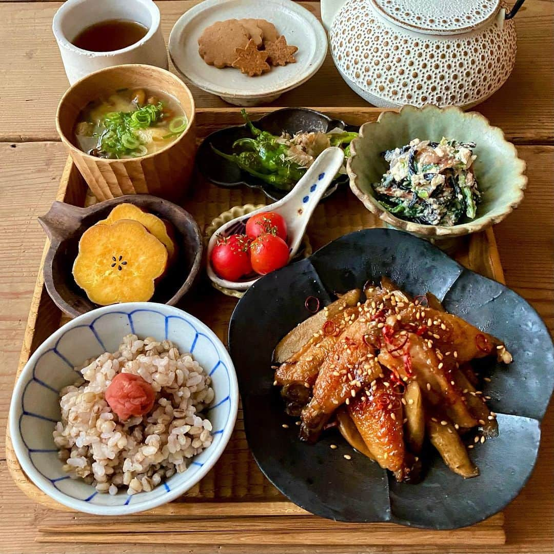 ひろσ(´～｀*)のインスタグラム：「☆ 🍴手羽とごぼうの炒め煮 🍴プチトマトマリネ 🍴さつまいも甘煮 🍴ひじきの白あえ 🍴甘長ししとうの焼き浸し 🍴もち麦玄米ごはん 🍴なめこと油揚げのお味噌汁 🍴クッキー🍪 ． ． 今日は手羽とごぼうを炒め煮に☺️ エリンギもいれてかさまし😆 ． ． さつまいも収穫してきたので 甘煮に🍠 レモン汁なかったので 少量のお酢入れました♪ お芋自体がとっても美味しい🥰 白あえはひじき煮をリメイク クッキーは小麦粉ときなこ消費で 作りました😚 ． ． 先日リモートだった日 👨🏻が庭から呼ぶので見てみたらお隣の屋根に🐵のぼってた🤭 あれから姿は見かけないのだけど 隣の柿の木の下に かじったやつが落ちてる😱🤣 うちのあたり 山は近いけどいつもほとんど　 見かけた噂も聞かないんですが 雨のせいでエサがないのかな🤔 いつも猿とたたかってるおばによると、腰曲がった おじでも逃げるけど おばには強気で来るらしいので🤣 私も気をつけます😂 ． ． ・・・・・・・・・・・・・・・ #常備菜#作り置き #つくりおき#フーディーテーブル#igersjp#晩ごはん#ごはん#おうちごはん#おうちカフェ #iegohanphoto#wp_deli_japan#器#器好き#うつわ#うつわ好き#タベリー#手作りごはん#マカロニメイト#夜ごはん#夜ご飯#てづくりごはん365#手羽中 #手羽#額賀円也 #藤野智朗 #中西申幸」