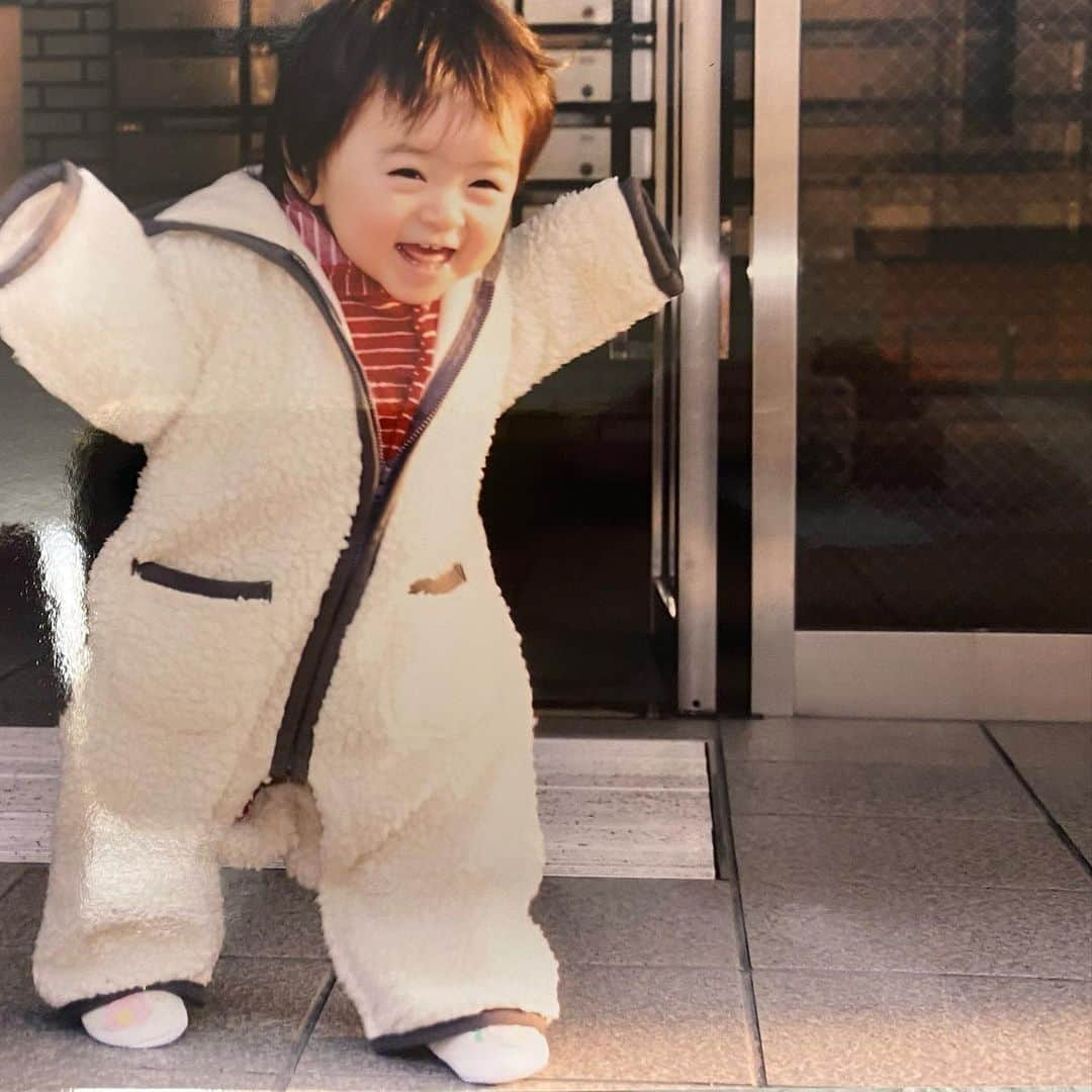 大里菜桜さんのインスタグラム写真 - (大里菜桜Instagram)「今日は敬老の日😊 わたしが今幸せにいられるのも、おじぃちゃん、おばぁちゃんのお陰です💕 いつも優しく接してくれてありがとう‼️これからも長生きしてね。 この写真は自分の足で初めて外に出た時の写真📷こんなに嬉しそうな顔して外の景色を見てたんだね👶笑 当たり前のことを大切にしなくちゃ。  #敬老の日 ＃初めての自立外出#嬉しい#感謝 #大里菜桜#みんなありがとう #だれかわからん」9月20日 21時03分 - naooosato