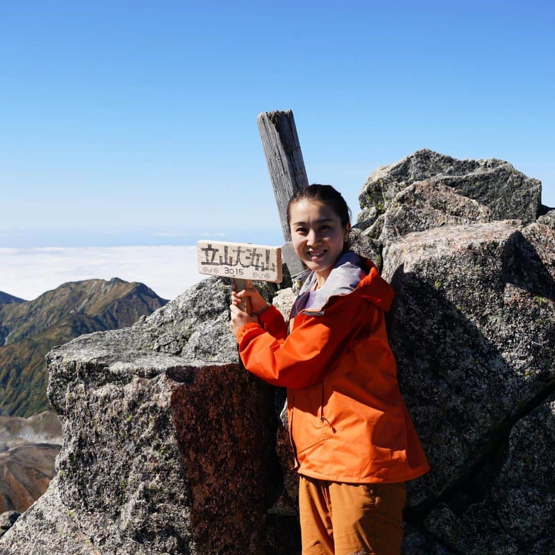 飛河蘭さんのインスタグラム写真 - (飛河蘭Instagram)「はじめて！！念願の！！！ 立山黒部アルペンルートに行ってきました🏔 こんな山の景色は今後一生無いかもしれないくらい珍しい快晴☀️ 標高3000mの世界は常に雲の上で本当に素敵でした。 行ったことない人にはめちゃめちゃ勧めます！！ 登山しなくても行くだけで価値がある👍🏻👍🏻👍🏻👍🏻👍🏻  立山の上に神社があるとは知らず、御朱印帳を持っていかなかったから絶対もう一回行くわ！ 次はまた違う山にチャレンジしたいな🏔  #立山黒部アルペンルート #立山登頂 #百名山チャレンジ #山女」9月20日 21時18分 - chihiro94ran