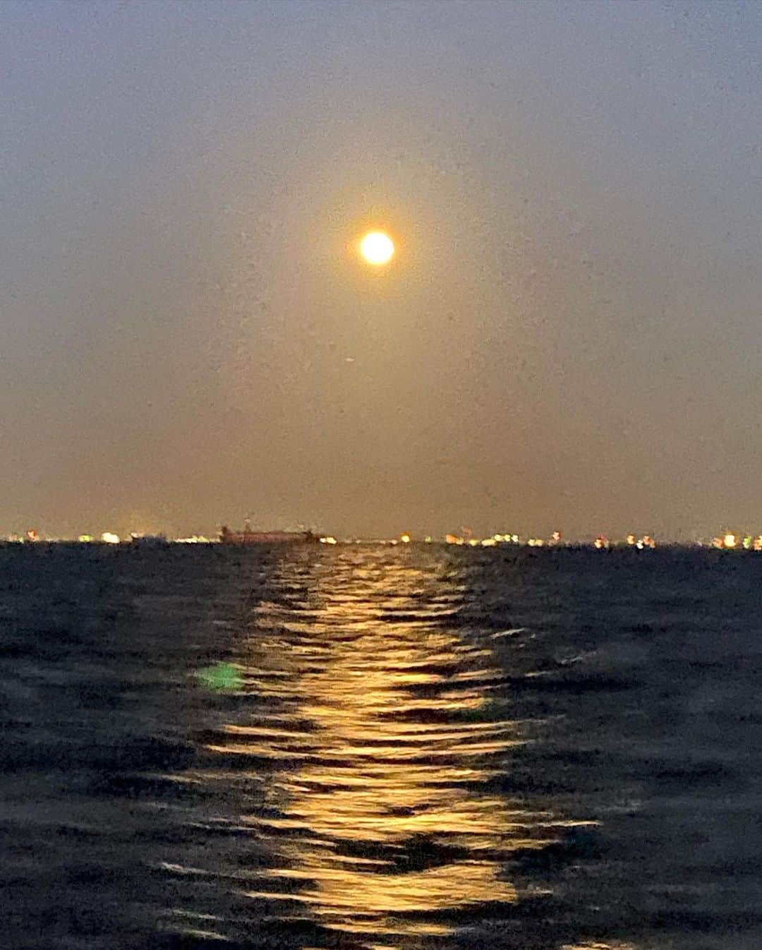 皇咲あゆさんのインスタグラム写真 - (皇咲あゆInstagram)「、 満月ナイトクルージング🛳🌕 違う方向から見たら 同じものも全然違うく見えた🗼。 、 月が本当に綺麗で、神秘的な海でした❤︎ (夜だから水着にはならず🤣) 、 #ナイトクルーズ#ナイトクルージング#nightcruise #満月#中秋の名月#月光の道#🌕#ビキニ」9月20日 21時28分 - sally.0970
