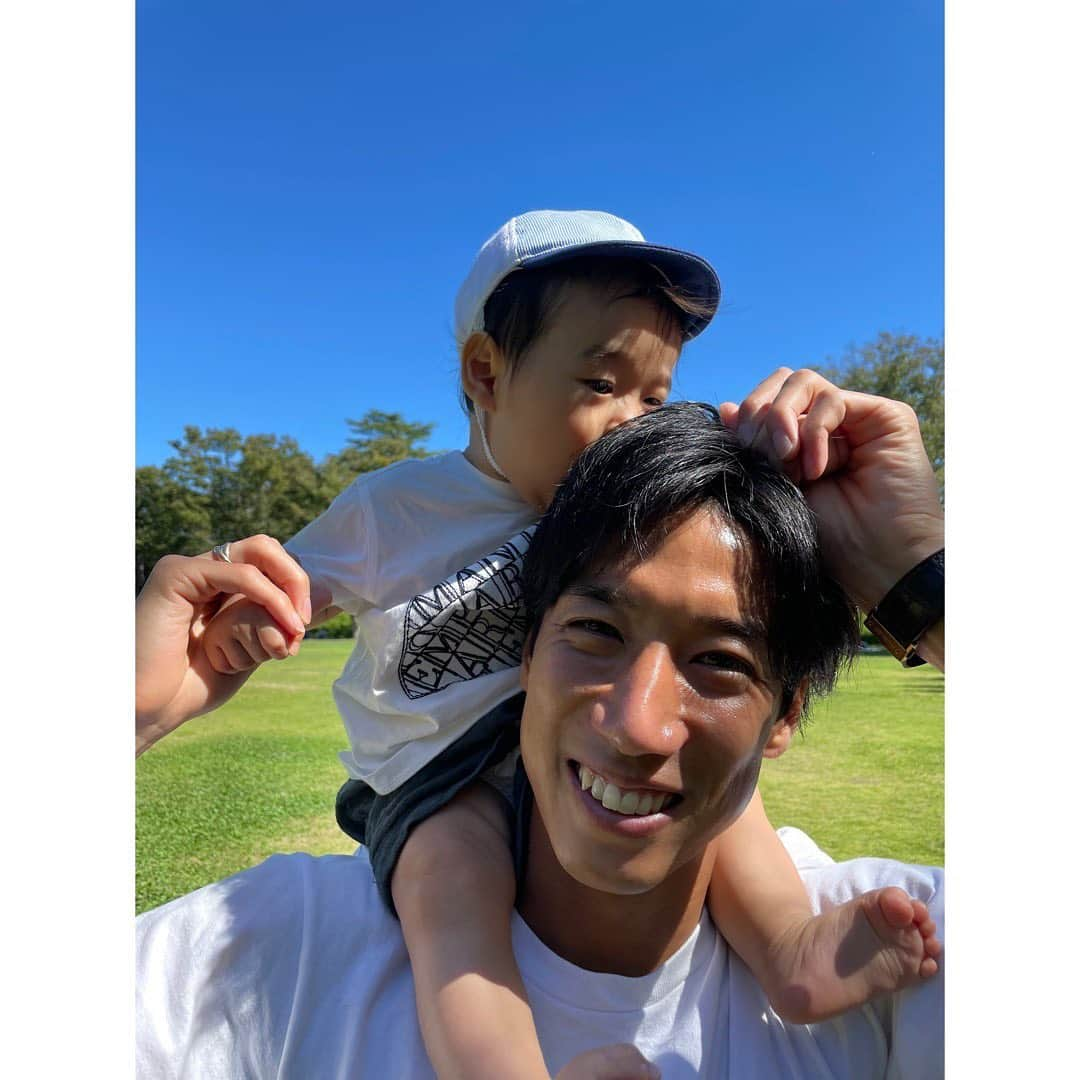 久冨慶子さんのインスタグラム写真 - (久冨慶子Instagram)「・ 最高のお天気でピクニック☀️ ＊ ＊ #家族時間 #赤ちゃんのいる生活  #パパとは違うバージョンにしてみました #パパの髪もママの髪もひっぱるし食べる #休日 #公園 #公園日和 #ピクニック」9月20日 21時26分 - keiko0hisatomi