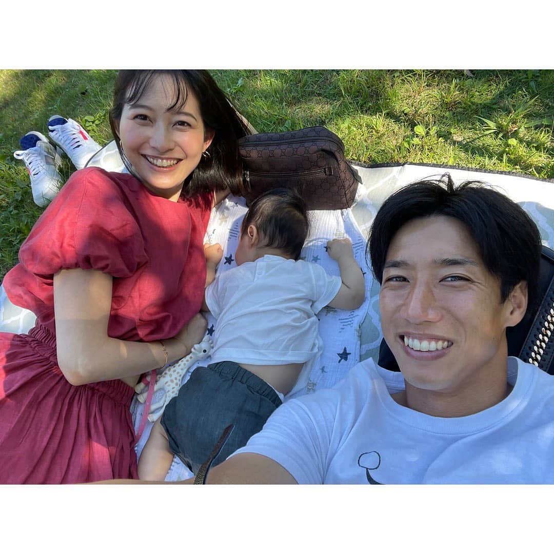 久冨慶子さんのインスタグラム写真 - (久冨慶子Instagram)「・ 最高のお天気でピクニック☀️ ＊ ＊ #家族時間 #赤ちゃんのいる生活  #パパとは違うバージョンにしてみました #パパの髪もママの髪もひっぱるし食べる #休日 #公園 #公園日和 #ピクニック」9月20日 21時26分 - keiko0hisatomi