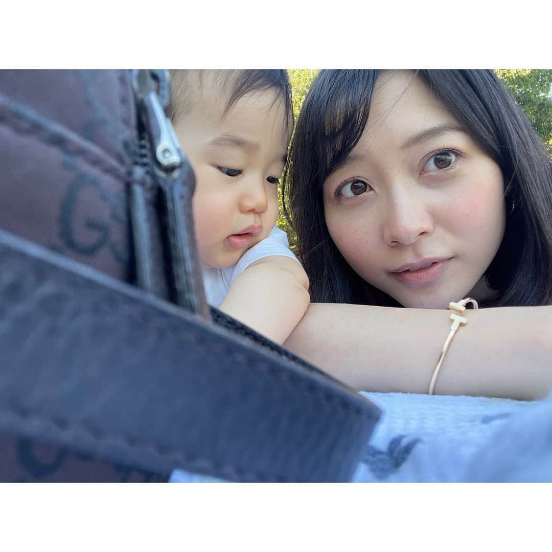 久冨慶子さんのインスタグラム写真 - (久冨慶子Instagram)「・ 最高のお天気でピクニック☀️ ＊ ＊ #家族時間 #赤ちゃんのいる生活  #パパとは違うバージョンにしてみました #パパの髪もママの髪もひっぱるし食べる #休日 #公園 #公園日和 #ピクニック」9月20日 21時26分 - keiko0hisatomi