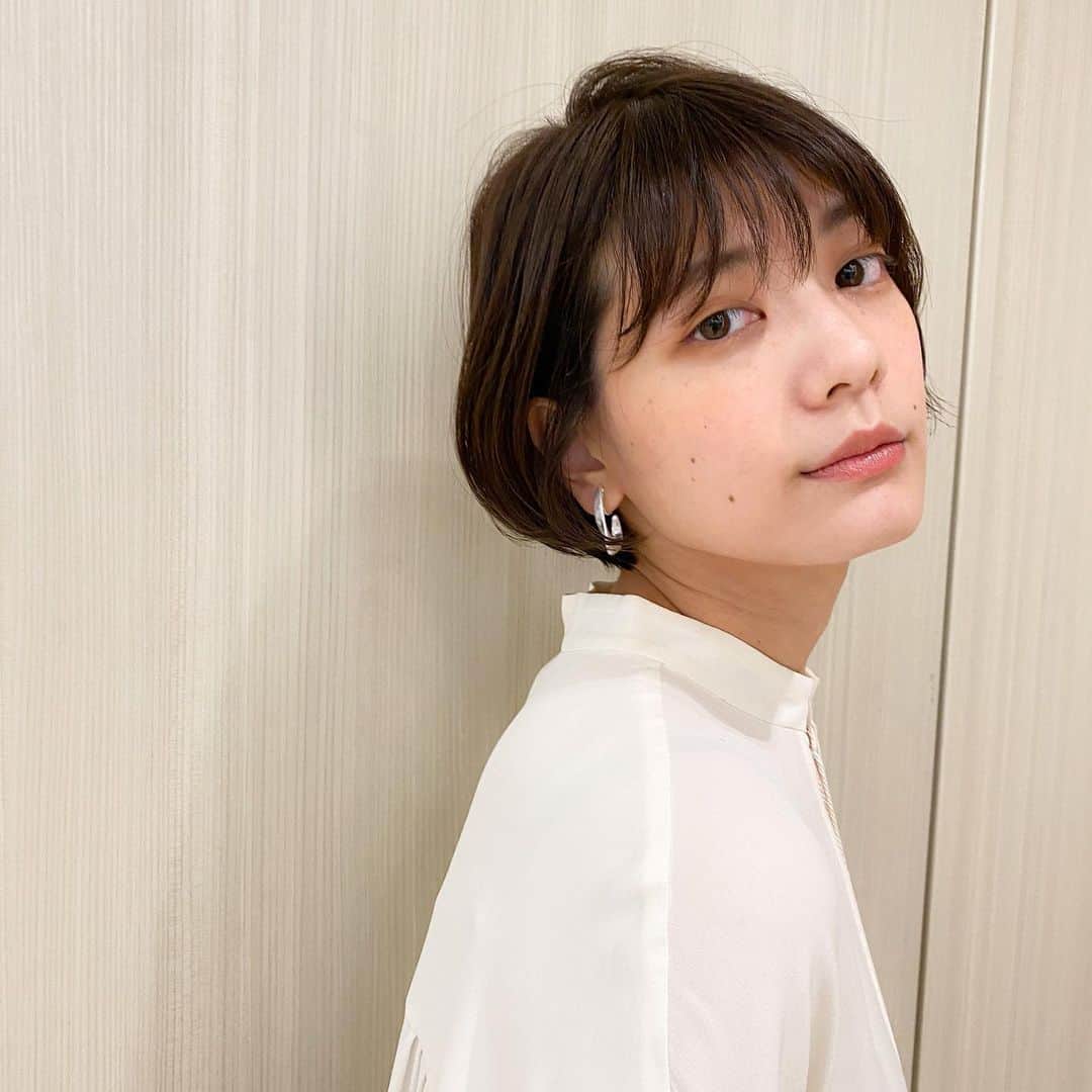 石川瑠利子のインスタグラム：「. . ずっとそのままにしてた髪の毛すっきり🤤 外ハネにしたりしてみたい🙆🏻‍♀️💕 . . #shorthair #hair #instabeauty」