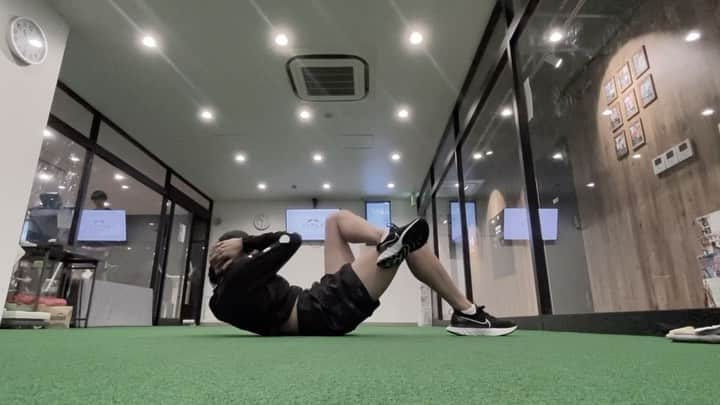 岡部紗季子のインスタグラム：「“CORE #core #coretraining #腹筋 #腹筋トレーニング #体幹トレーニング #🏋🏽‍♀️ . . . 苦手な体幹トレーニング！ そのせいでお腹の腹筋はもう何年もありません💦 でも腹筋の縦線とか見た目はもちろんカッコいいし 動く上でも絶対大事だと思うから、 どんなトレーニングの後でも これだけは必ずやって帰ります😚👍🏽 . . 体の軸、 芯の部分を 強くするって本当に大事！ 体が整うと心もまっすぐなる感じ！ . 鍛え続けること 気持ちを強く持ち続けること . . 少しきついことやってないと すぐ忘れちゃいそうな気がするから、 トレーニングがんばることにしてる💪🏽💪🏽 . そして 何事もバランスを整えるのが大事で、 前をやったら後ろ 腹筋やったら背筋も！」