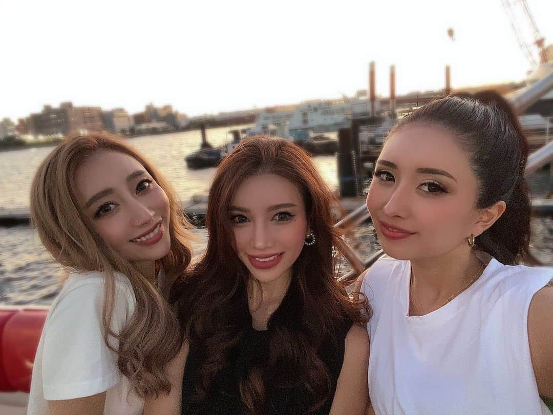 皇咲あゆのインスタグラム：「、 My besties❤️ この先のどんな経験も共有しよう♡ 、 #besties#bff#family#triplets #ナイトクルージング#東京湾クルーズ」