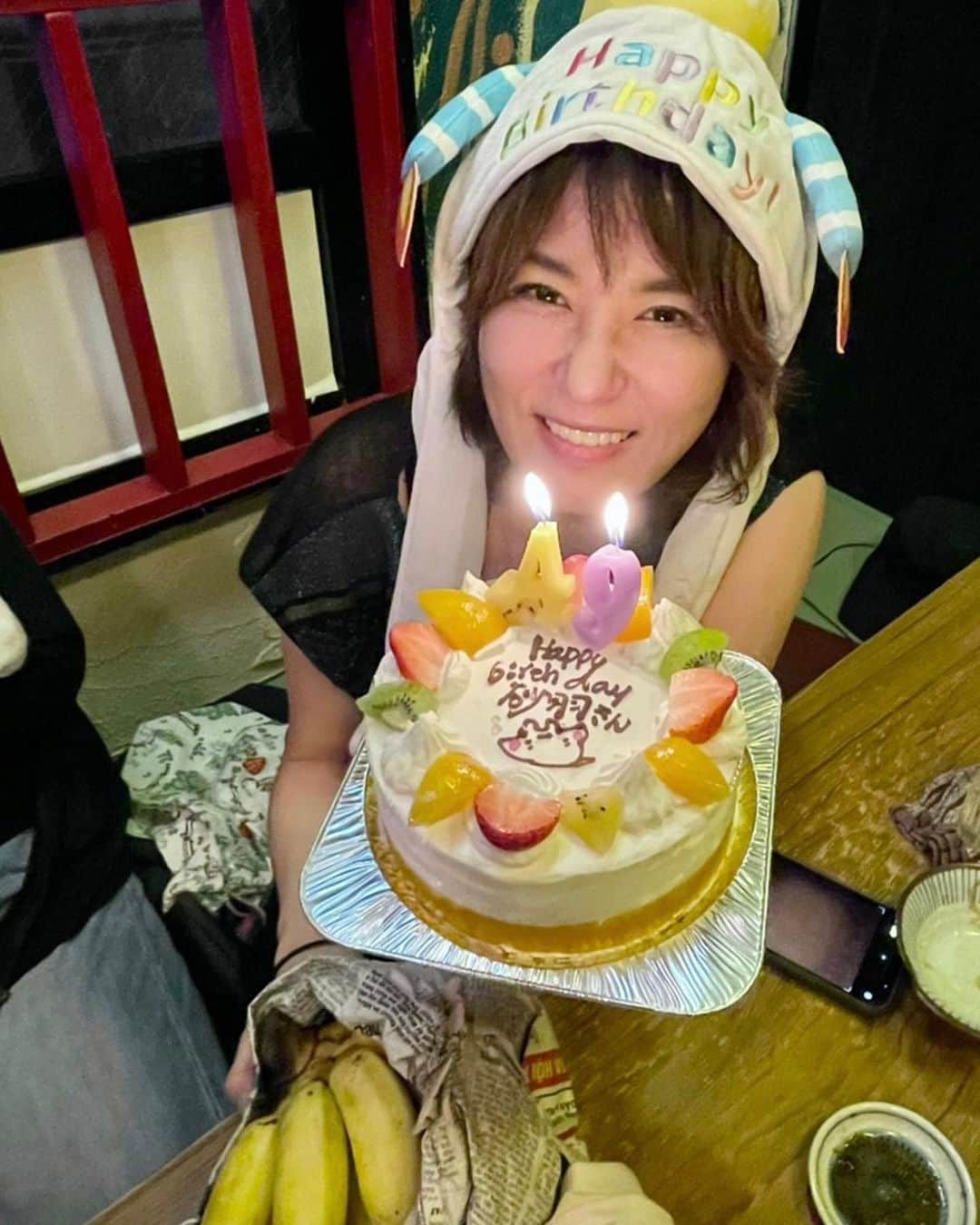 鈴木砂羽さんのインスタグラム写真 - (鈴木砂羽Instagram)「40代最後の誕生日は 長年の親友たちと 海の上で迎えました🌊⛵️🐠🐢  皆さまからも たくさんのお祝いメッセージ いただきました！ 嬉しい。。ホント嬉しい💕 ありがとうございます🙏  自分はここのところ、 大きく環境が変わったので 8月、9月は とにかく気分を一新して 元気をチャージすることに しております！  また報告できる日が 近々あると思いますので 皆さまどうぞ これからもよろしくお願い致します！！  #9月20日 #49 #9月20日生まれの皆さんおめでとうございます🎉 #石垣島  #いつもありがとうございます #感謝 #やっと自撮り棒使えた　😁☀️🌊」9月21日 8時11分 - bombon_sawa