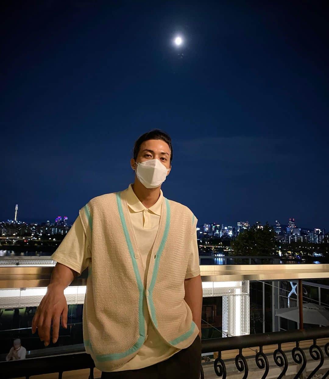 キム・ジフンさんのインスタグラム写真 - (キム・ジフンInstagram)「_  보름달 보고 소원 빌어봐요 우리 🌕  #추석」9月20日 23時33分 - jiraishin99