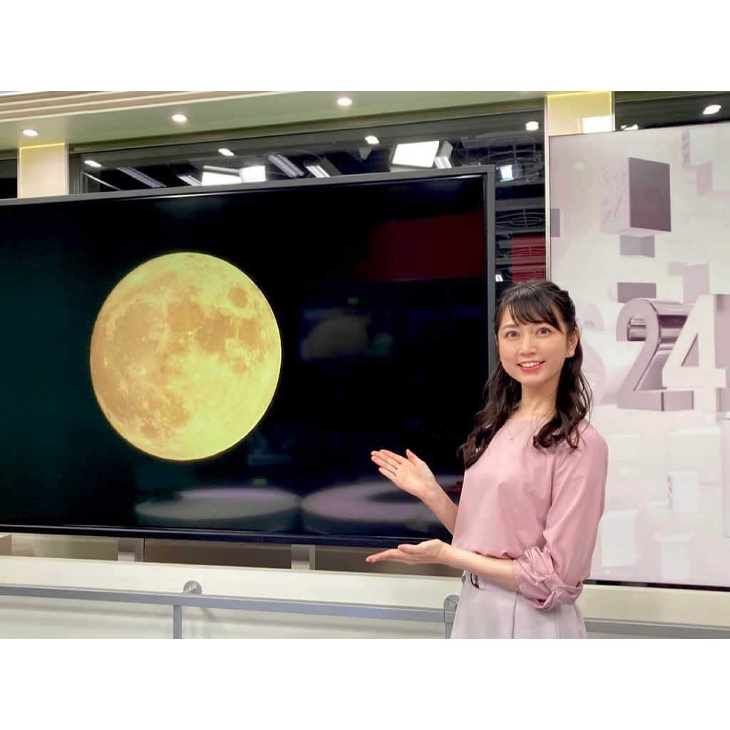 寺田ちひろのインスタグラム：「こんばんは😌 ⁡ 明日は『中秋の名月』& 満月ですね🌕 ⁡ "名月"と"満月"が一致するのは、 8年ぶりのことだそうですよ😳✨ ⁡ 一日早いですがほぼほぼ満月！！ まんまるです☺️ ⁡ 明日は雲に覆われてしまいそうなので、 今日見られてよかった💕 ⁡ といっても、 今日は「日テレNEWS24」の担当日だったので、 スタジオ内のモニターに映っていた天カメの映像ですが😝 ⁡ それでもとってもきれいでした！！ ⁡ みなさんもきれいな月を見られましたか？🥰 ⁡ ⁡ #中秋の名月 #満月 #日テレnews24 #n24 #日本テレビ #日テレ #気象予報士 #防災士 #セントフォース ⁡」